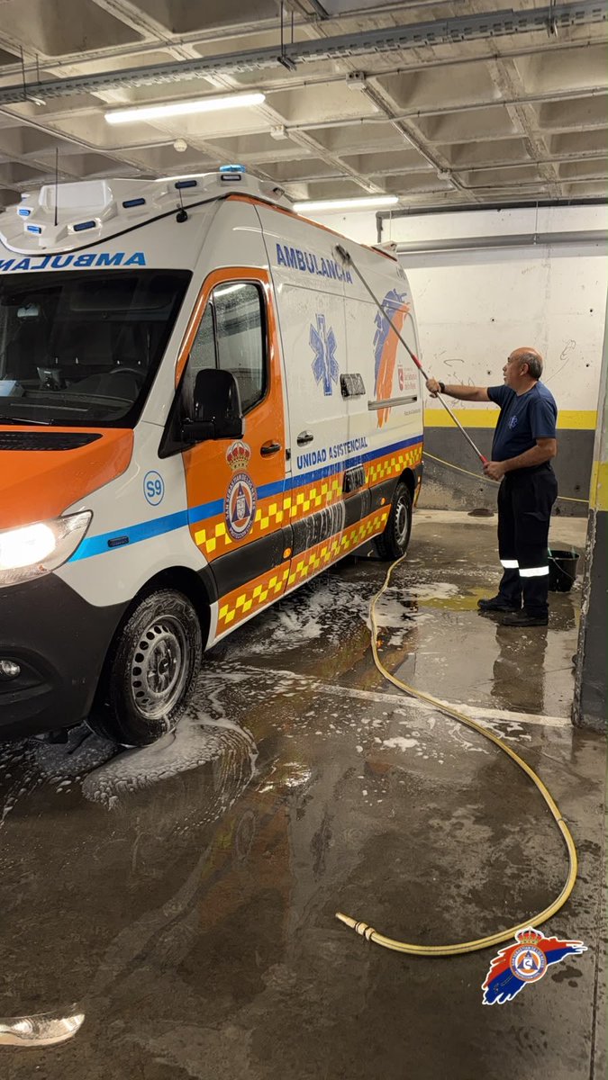ProteSanse's tweet photo. 🚑 Después de unos días intensos de trabajo, toca una más que merecida limpieza. Porque nuestras ambulancias también curran lo suyo… ¡y también merecen que las cuidemos! 🧼

#ProteSanse https://t.co/67z30YWm40