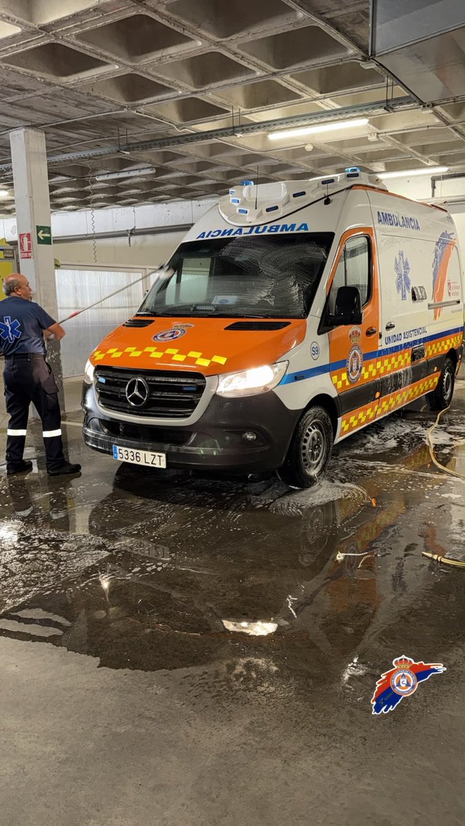 ProteSanse's tweet photo. 🚑 Después de unos días intensos de trabajo, toca una más que merecida limpieza. Porque nuestras ambulancias también curran lo suyo… ¡y también merecen que las cuidemos! 🧼

#ProteSanse https://t.co/67z30YWm40