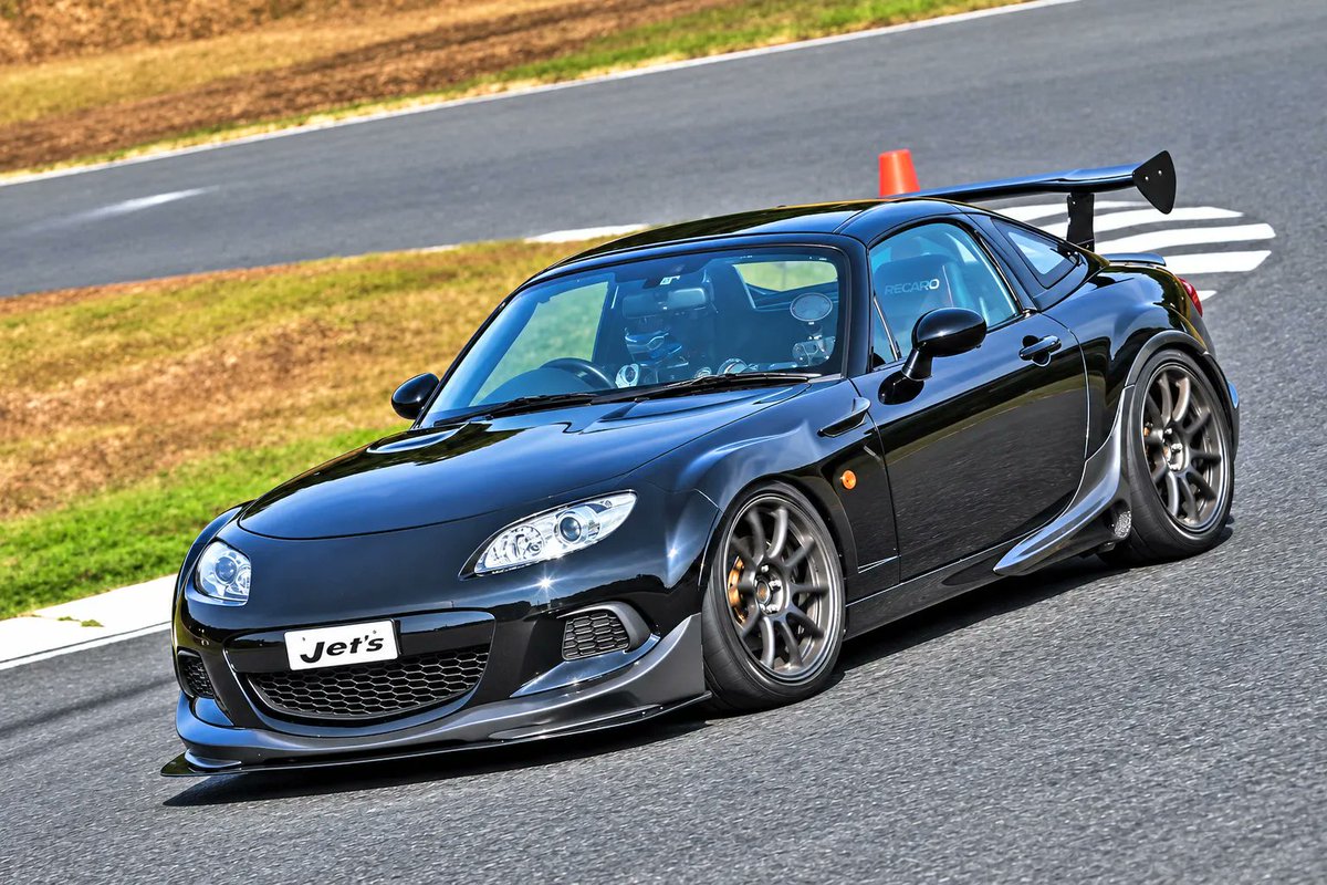 TunedCarsJapan's tweet photo. 「谷口信輝が絶賛！」2.3Lアテンザエンジンで武装したNCロードスター、“打倒S2000”への回答
https://t.co/fUpD5uESuv

「打倒S2000」を掲げ、サーキットで鍛え上げられてきたインテグラル神戸のNCロードスター。2.3L化で225psを獲得し、前後255幅のハイグリップタイヤを投入。 https://t.co/v3jF1CzAoW