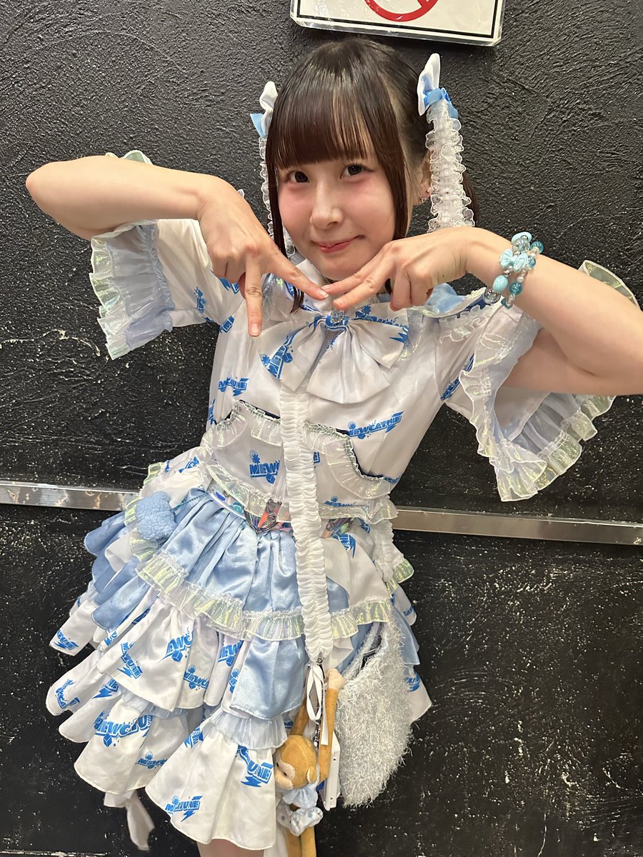 maa_chan_hh's tweet photo. 取り急ぎ、仙台、物販終わりそうな頃に時間なくなって離脱。
22:08にチェキと特典撮って10分に書き終えてもらって、13分の地下鉄で仙台駅へ。
無事22:25の郡山行き最終に乗れましたー🚄
さすがにギリギリすぎた、もう少し余裕ある時間に動こうね俺😭 https://t.co/p3YtoDoPga