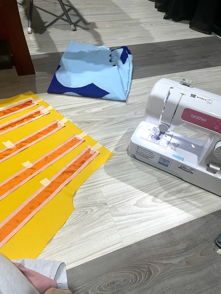 ViktoriiaShark1's tweet photo. Do yall have ANY advice on how to stop fraying edges while sewing stripes?😭😭😭😭😭 #sewing #cosplay #jestercosplay https://t.co/bwK2gChk29