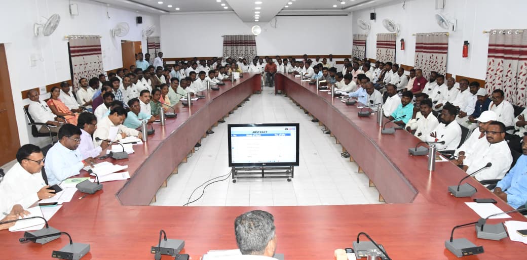 Collector_ADB's tweet photo. శనివారం సాయంత్రం కలెక్టరేట్ సమావేశ మందిరంలో గ్రామ పంచాయతీ, వీఓ అంగన్‌వాడీ భవనాల నిర్మాణాల పురోగతిపై సంబంధిత అధికారులు, సర్పంచులు, కాంట్రాక్టర్లతో జిల్లా కలెక్టర్ రాజర్షిషా సమీక్షా సమావేశం నిర్వహించారు. 

ఈ సమావేశంలో డీఆర్‌డీఏ పీడీ రాథోడ్ రవీందర్, జిల్లా పంచాయతీ అధికారి రమేష్, పంచాయతీ రాజ్, ట్రైబల్ వెల్ఫేర్ ఈఈలు శివరాం, తనాజీ, ఇంజినీరింగ్ అధికారులు, వివిధ మండలాల సర్పంచులు, కాంట్రాక్టర్లు తదితరులు పాల్గొన్నారు.
#ADILABAD #GovernmentOfTelangana #IPRTELANGANA #TelanganaRising2047 #TelanganaRising #Telangana

@TelanganaCMO
@TelanganaCS
@CPRO_TGCM
@Bhatti_Mallu
@INC_Ponguleti
@jupallyk_rao
@UttamINC 
@seethakkaMLA
@RajarshiShahIAS
@mopr_goi 
@MoRD_GoI 
@PIB_MoRD 
@PIBHindi
@PIB_India
@MIB_India
@PTI_News
@DCsofIndia
@DDNewslive
@DDNational
@IasTelangana
@IPRTelangana
@DMCellTS
@DigitalMediaTG
@EmergingTechTS
@PIBFactCheck
@PTINews_Bhasha