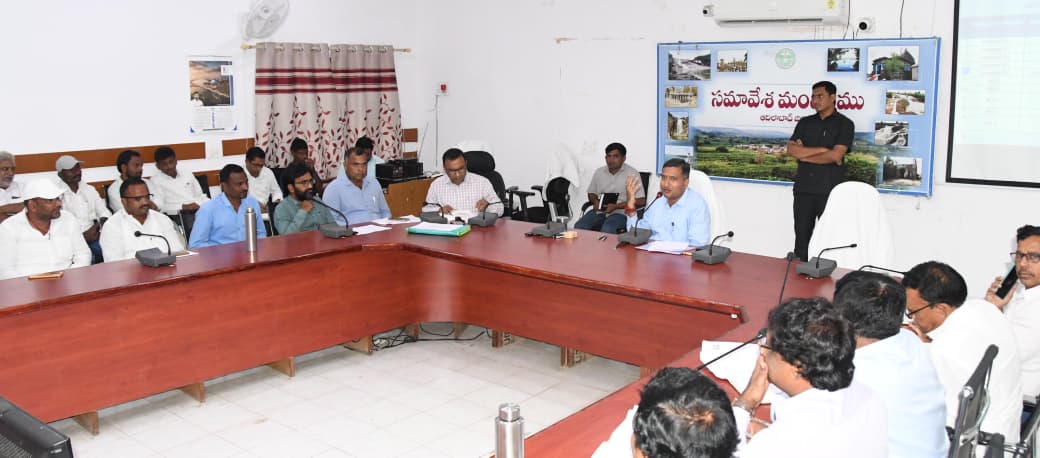 Collector_ADB's tweet photo. శనివారం సాయంత్రం కలెక్టరేట్ సమావేశ మందిరంలో గ్రామ పంచాయతీ, వీఓ అంగన్‌వాడీ భవనాల నిర్మాణాల పురోగతిపై సంబంధిత అధికారులు, సర్పంచులు, కాంట్రాక్టర్లతో జిల్లా కలెక్టర్ రాజర్షిషా సమీక్షా సమావేశం నిర్వహించారు. 

ఈ సమావేశంలో డీఆర్‌డీఏ పీడీ రాథోడ్ రవీందర్, జిల్లా పంచాయతీ అధికారి రమేష్, పంచాయతీ రాజ్, ట్రైబల్ వెల్ఫేర్ ఈఈలు శివరాం, తనాజీ, ఇంజినీరింగ్ అధికారులు, వివిధ మండలాల సర్పంచులు, కాంట్రాక్టర్లు తదితరులు పాల్గొన్నారు.
#ADILABAD #GovernmentOfTelangana #IPRTELANGANA #TelanganaRising2047 #TelanganaRising #Telangana

@TelanganaCMO
@TelanganaCS
@CPRO_TGCM
@Bhatti_Mallu
@INC_Ponguleti
@jupallyk_rao
@UttamINC 
@seethakkaMLA
@RajarshiShahIAS
@mopr_goi 
@MoRD_GoI 
@PIB_MoRD 
@PIBHindi
@PIB_India
@MIB_India
@PTI_News
@DCsofIndia
@DDNewslive
@DDNational
@IasTelangana
@IPRTelangana
@DMCellTS
@DigitalMediaTG
@EmergingTechTS
@PIBFactCheck
@PTINews_Bhasha
