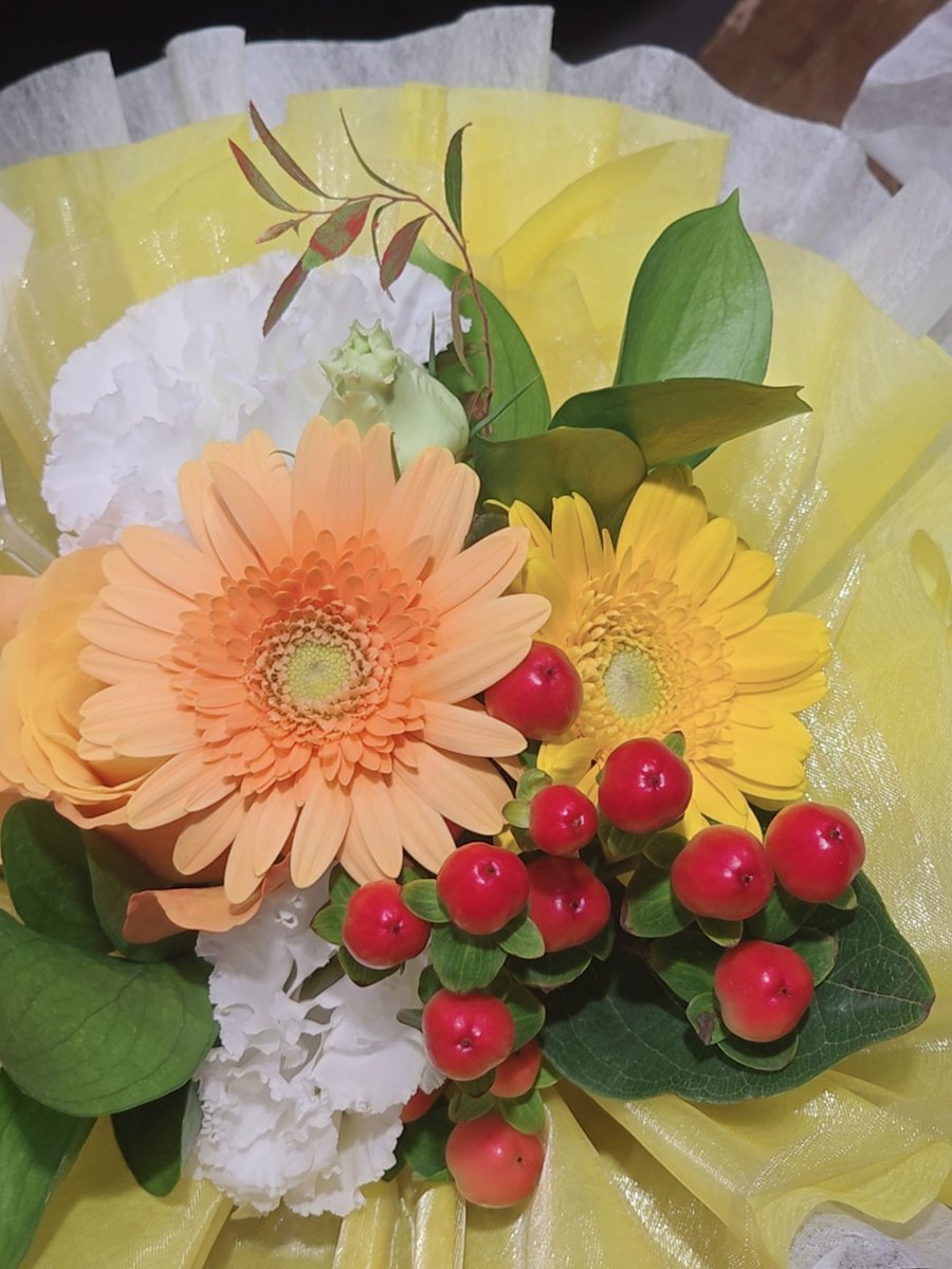 sin_sp1's tweet photo. 仕事帰りに花屋…なくなってる？ぇ？ここも？飲み屋街のミニ花かご自販機も？いつの間に…
何でも高騰してる今…生花なんて贅沢品過ぎるから…？
ぁ…あのスーパー…大体いつもデンファレとかすみ草は在庫あるような…
(  ˙-˙  )何故…今日に限って…榊買う…？花瓶は可愛いのあるけどさ…榊…？たぶん https://t.co/2TqAlMsYTB
