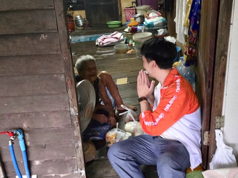 napatpple's tweet photo. ผมกับทีมงานลงพื้นที่ตลอดวัน ทั้งธนบุรี-คลองสาน-ราษฎร์บูรณะครับ แม้โดยรวมสถานการณ์จะค่อนข้างคงที่ ระดับน้ำประตูระบายน้ำยังไม่ถึงเกณฑ์วิกฤต แต่ก็มีหลายครัวเรือนได้รับผลกระทบมากพอสมควร
.
ผมลงพบปะประชาชนในจุดที่เป็นพื้นที่เสี่ยง มอบเสบียงสนับสนุนในบางส่วน และร่วมทำงานกับ สก. ป้อง ปิยว���ช รังผึ้ง - Piyawat Rungpueng โดยเฉพาะในจุดที่น้ำท่วมขังและไม่มีทางระบายออก และจะยังเกาะติดสถานการณ์ในพื้นที่ในคืนนี้กันต่อครับ
.
#นัทณพัฎน์
#พรรคประชาชน
#ธนบุรี #คลองสาน #ราษฎร์บูรณะ