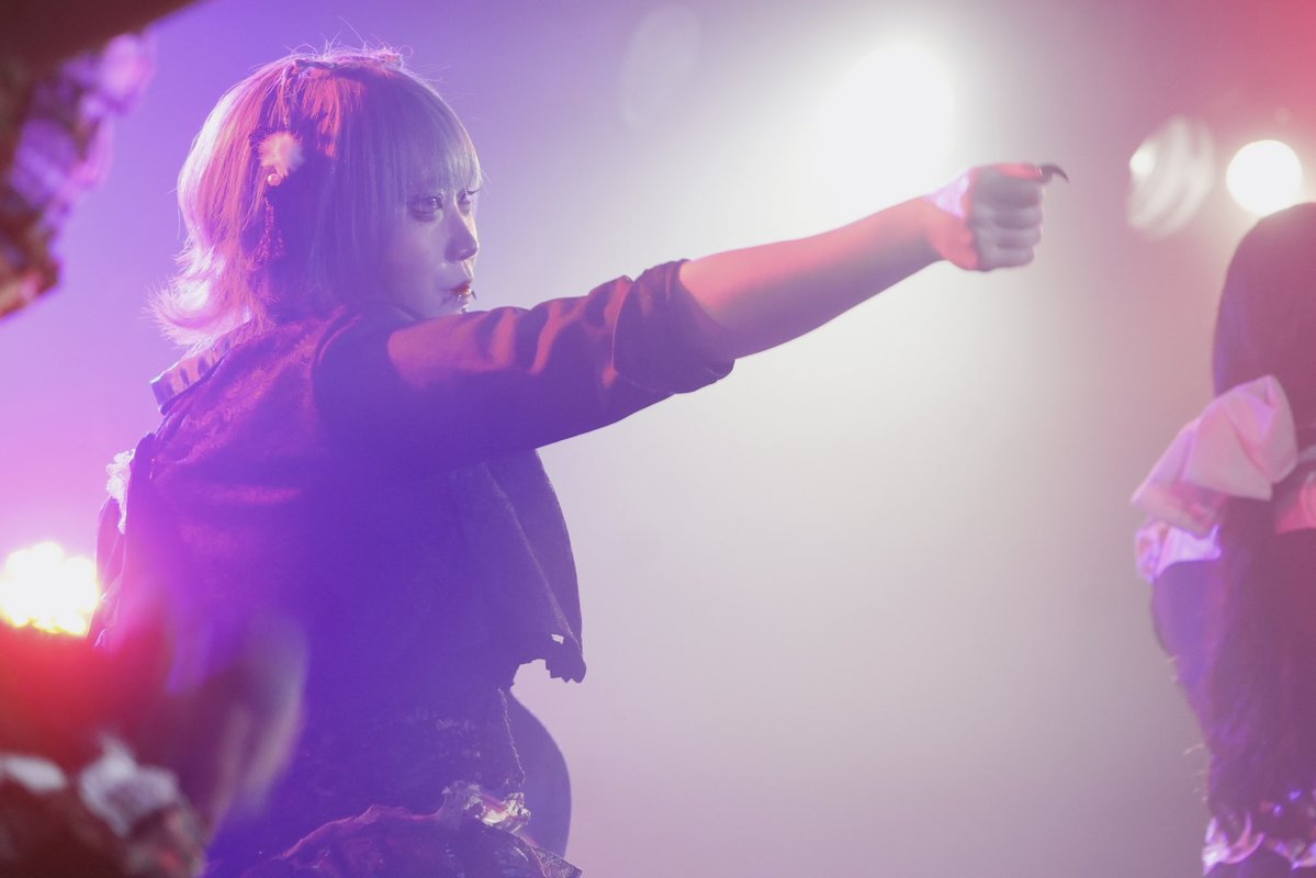 KAMuRO_official's tweet photo. 「 こんな夜だからさ しょうがなく踊ってみよう 」

#KAMuRO_Photo https://t.co/18d7a0qVVk