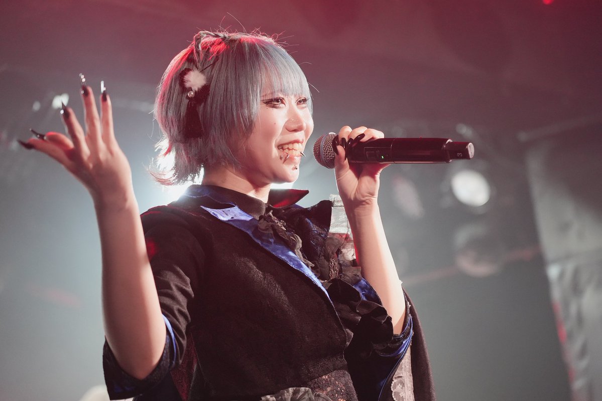 KAMuRO_official's tweet photo. 「 こんな夜だからさ しょうがなく踊ってみよう 」

#KAMuRO_Photo https://t.co/18d7a0qVVk