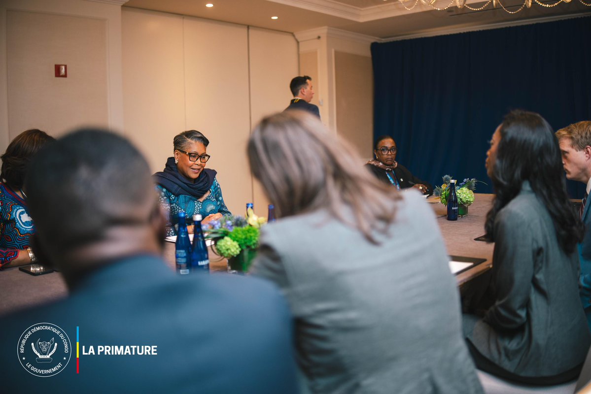 PrimatureRDC's tweet photo. #RDCongo #UNGA81 #Ebola
En marge de son séjour à New York, la Première Ministre, Cheffe du Gouvernement, Judith Suminwa Tuluka, s’est entretenue avec la Directrice générale du Centre américain de contrôle et de prévention des maladies (CDC), Dr Erica Schwartz, accompagnée de ses équipes d’Atlanta et du Directeur pays du CDC en RDC, Dr Delayo Zomahoun. 

Les échanges ont notamment porté sur :
• la poursuite de l’accompagnement du CDC dans la riposte contre Ebola, tout en maintenant l’attention sur d’autres priorités de santé publique 
• la valorisation de l’expertise congolaise acquise dans la gestion des épidémies d’Ebola, notamment contre la souche Bundibugyo 
• la nécessité de préserver la recherche scientifique et de renforcer la transparence financière dans la gestion des crises sanitaires 
• l’amélioration de la traçabilité des ressources mobilisées par les partenaires internationaux

La Cheffe du Gouvernement a réaffirmé la nécessité d’un appui international mieux coordonné, transparent et pleinement articulé avec les capacités et l’expertise nationales.