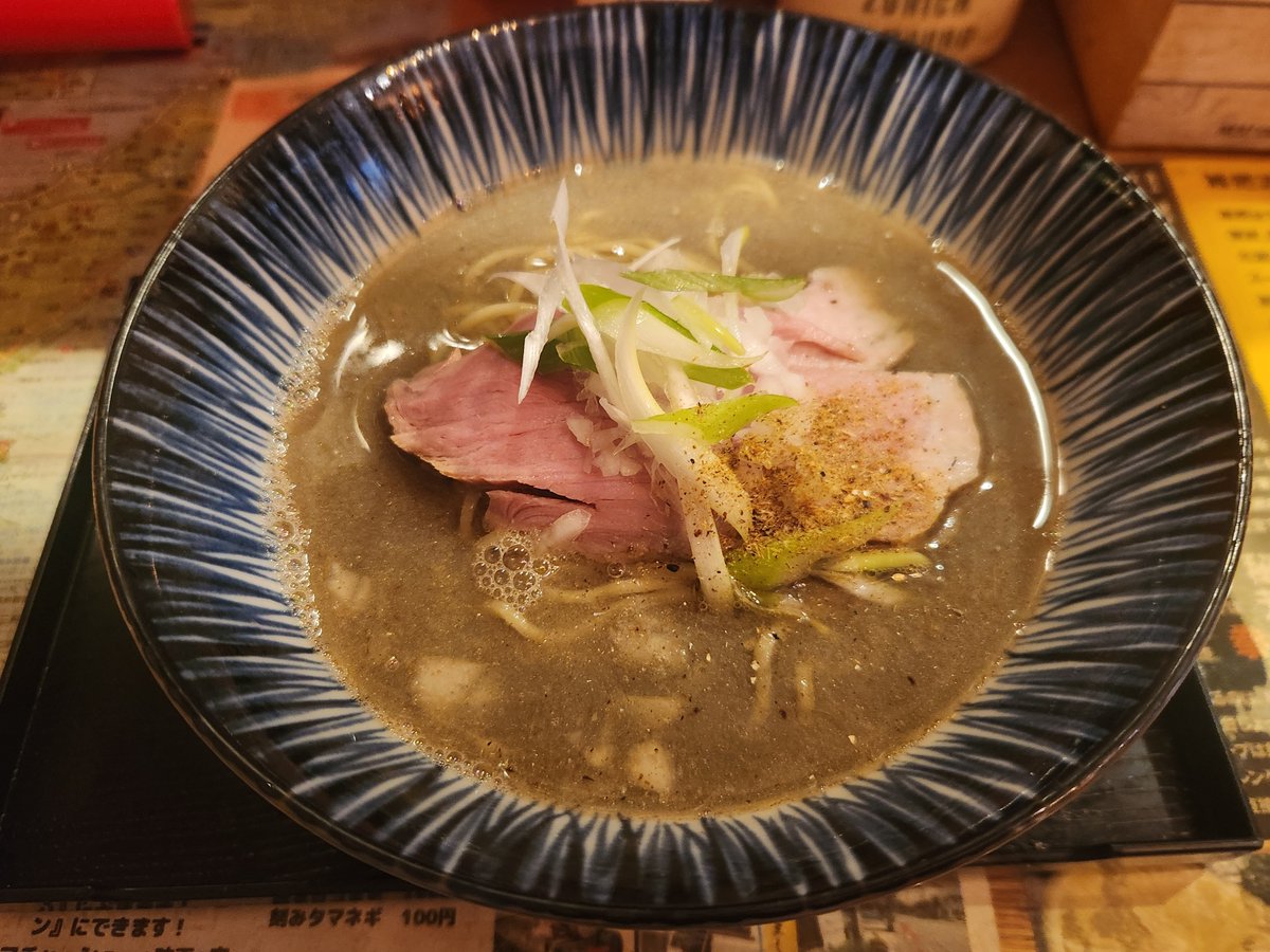 hitakatch's tweet photo. 昼飯。(仮)麺食堂で、ラーメンは浦和セメント。それと、モツッパご飯。煮干した��ぷりの浦和セメントは2回目。以前より濃い気がする。うまい。モツッバて何と聞くと、トリッパの替わりにモツをトマトソースで煮込んでスパイスでカレーっぽくして��飯にかける、と。うまそう、と言うか、うまい。 https://t.co/t1QCiM5ali