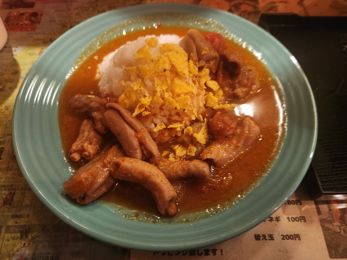 hitakatch's tweet photo. 昼飯。(仮)麺食堂で、ラーメンは浦和セメント。それと、モツッパご飯。煮干した��ぷりの浦和セメントは2回目。以前より濃い気がする。うまい。モツッバて何と聞くと、トリッパの替わりにモツをトマトソースで煮込んでスパイスでカレーっぽくして��飯にかける、と。うまそう、と言うか、うまい。 https://t.co/t1QCiM5ali