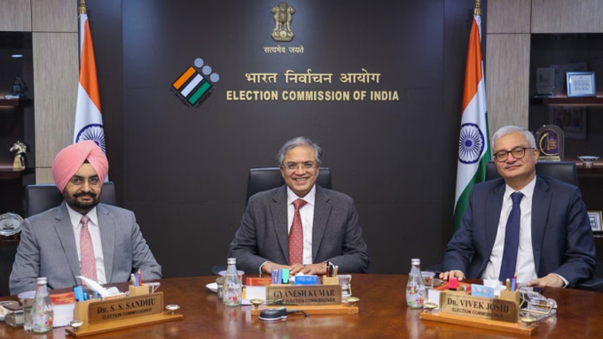 TheNewspinch's tweet photo. CEC ज्ञानेश कुमार और चुनाव आयुक्तों की बैठक, ये अहम फैसले लिए गए -
----

CEC ज्ञानेश कुमार और चुनाव आयुक्त सुखबीर सिंह संधू और विवेक जोशी की बैठक में SIR और चुनावी प्रोसेस को लेकर कई अहम फैसले हुए हैं.

ECI के मुताबिक, नए वोटर को जोड़ने के लिए Non SIR अवधि पुराना फॉर्म 6 ही लागू होगा. माता-पिता या दादा-दादी के बारे में जानकारी नहीं देनी होगी.

SIR में जिनको नोटिस भेजा जाएगा, उनका जवाब लेने के लिए BLO घर जाएगा. उनके दस्तावेज़ अपलोड करेगा. उनकी सुनवाई ऑनलाइन होगी या परिवार का कोई सदस्य आ सकता है.

ECINet का बाहरी एक्सपर्ट रिव्यू करेगा. IIT के एक्सपर्ट भी कमेटी में शामिल होंगे. इसमें नाम जोड़ने या हटाने के लिए ERO को दिक्कत आ रही थी. गोवा में 97 वोटरों के नाम नहीं जुड़ पाए थे.

DEO को निर्देश दिया है कि वे रैन बसेरों में रहने वाले लोगों, मज़दूरों, ग़रीबों और बेघर नागरिकों के लिए विशेष शिविर और सहायता केंद्र स्थापित करें ताकि ज़्यादा से ज़्यादा पात्र वोटरों का नाम सूची में जोड़ा जा सके.

दिल्ली और महाराष्ट्र में SIR की अवधि एक महीने से बढ़ा दी गई है. वहीं चुनाव आयोग ने कहा कि बिहार और पश्चिम बंगाल सहित 20 राज्यों और केंद्र शासित प्रदेशों SIR प्रोसेस पूरा हो चुका है.

जिन लोगों का नाम किसी कारण से छूट गया है या जो पहली बार वोटर बनने के पात्र हैं, वे ERO के पास आवेदन देकर अपना नाम वोटर लिस्ट में जुड़वा सकते हैं. इसके लिए राज्यों में विशेष अभियान भी चलाया जाएगा.

CEC Gyanesh Kumar | CEC | ECI | SIR | India News | #GyaneshKumar