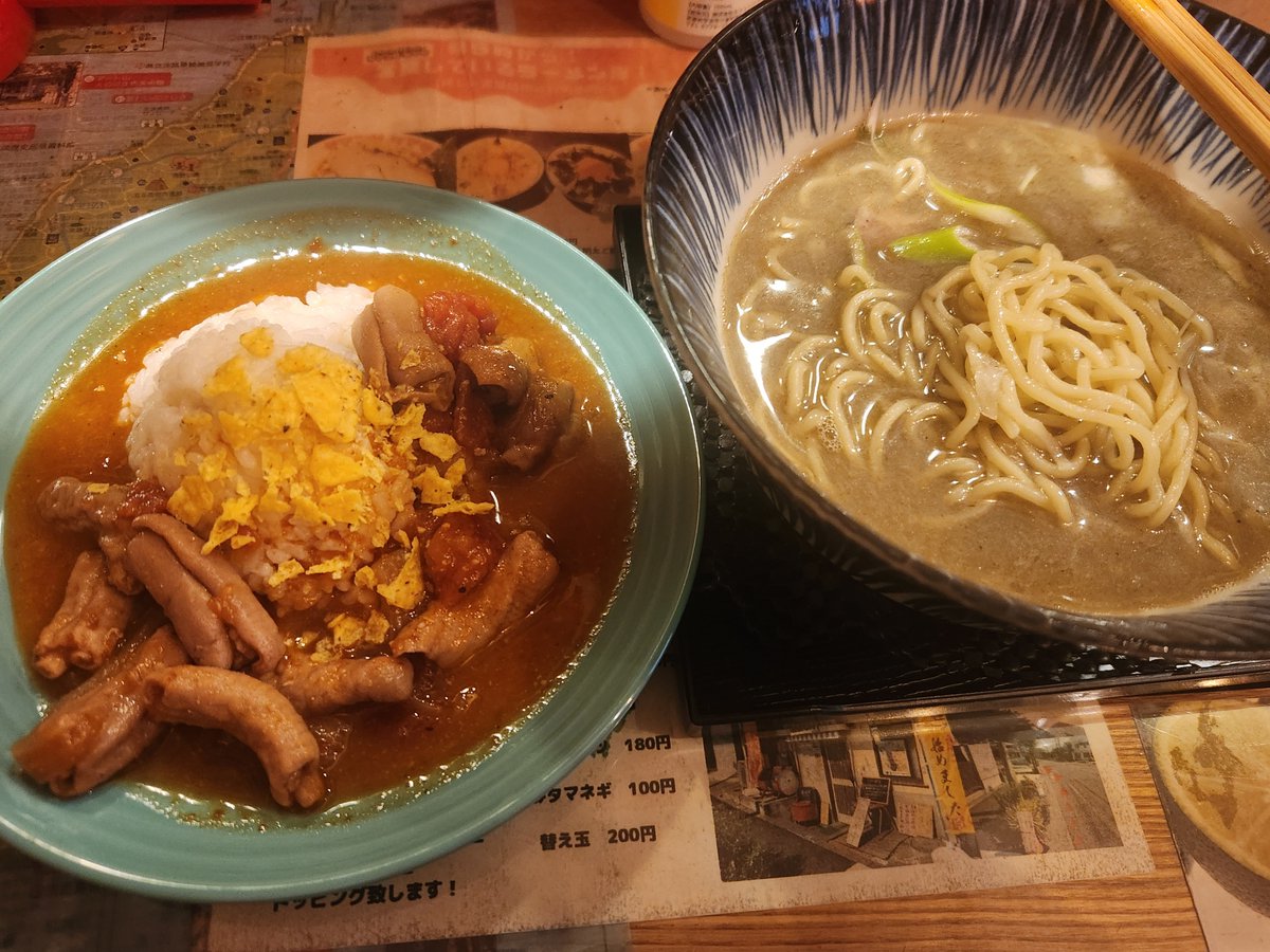hitakatch's tweet photo. 昼飯。(仮)麺食堂で、ラーメンは浦和セメント。それと、モツッパご飯。煮干した��ぷりの浦和セメントは2回目。以前より濃い気がする。うまい。モツッバて何と聞くと、トリッパの替わりにモツをトマトソースで煮込んでスパイスでカレーっぽくして��飯にかける、と。うまそう、と言うか、うまい。 https://t.co/t1QCiM5ali