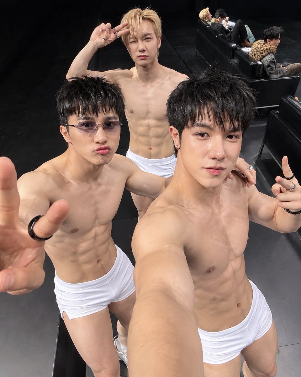 KimLong63819's tweet photo. 3 ae giúp nhau sướng https://t.co/hSsmKQvfJX