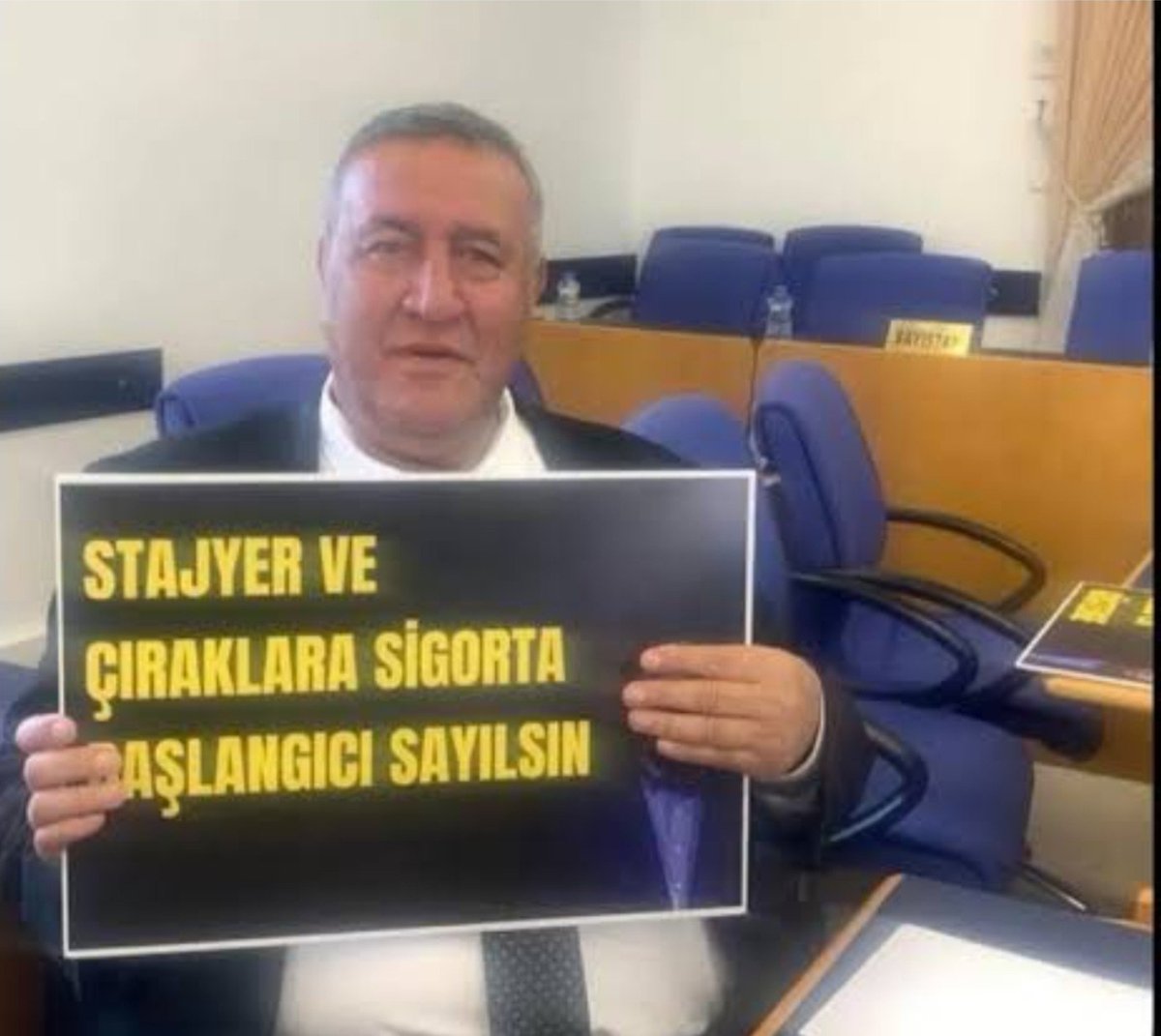 CirakStajFED's tweet photo. GEÇMİŞTEN BUGÜNE STAJ VE ÇIRAKLIK MAĞDURLARININ YANINDA 
Sayın @fethigurer

@herkesicinCHP
@kilicdarogluk
@ankahabera

Staj ve çıraklık sigortası mağduriyetini esnaf ziyaretinde gündeme taşıyan, geçmişte yaşanan hak kayıplarının giderilmesi ve bugün çalışma hayatına adım atan gençlerin geleceğinin güvence altına alınması gerektiğini dile getiren CHP Niğde Milletvekili Sayın Ömer Fethi Gürer’e teşekkür ediyoruz.

Sayın Gürer’in, yeni yasama döneminde TBMM’de staj ve çıraklık mağdurlarının sesi olmaya devam edeceğini ifade etmesi bizler için son derece kıymetlidir.

Bu açıklamaları kamuoyuna taşıyarak mağduriyetimizin daha geniş kitlelere ulaşmasına katkı sağlayan ANKA Haber’e de teşekkür ediyoruz.

Bizler yıllardır aynı talebi dile getiriyoruz:

Fiili hizmetin karşılığı olan sosyal güvenlik hakkımız verilsin. Geçmişin mağduriyeti giderilsin, geleceğin mağdurları oluşmasın.

Sayın Ömer Fethi Gürer’e duyarlılığı ve desteği, ANKA Haber’e ise sesimizi kamuoyuna taşıdığı için teşekkür ediyoruz.

Artık sözün değil, çözümün zamanı.

Stajyer Çırak Haklı
#3308deçalışmaVar
#TamSigortaYok