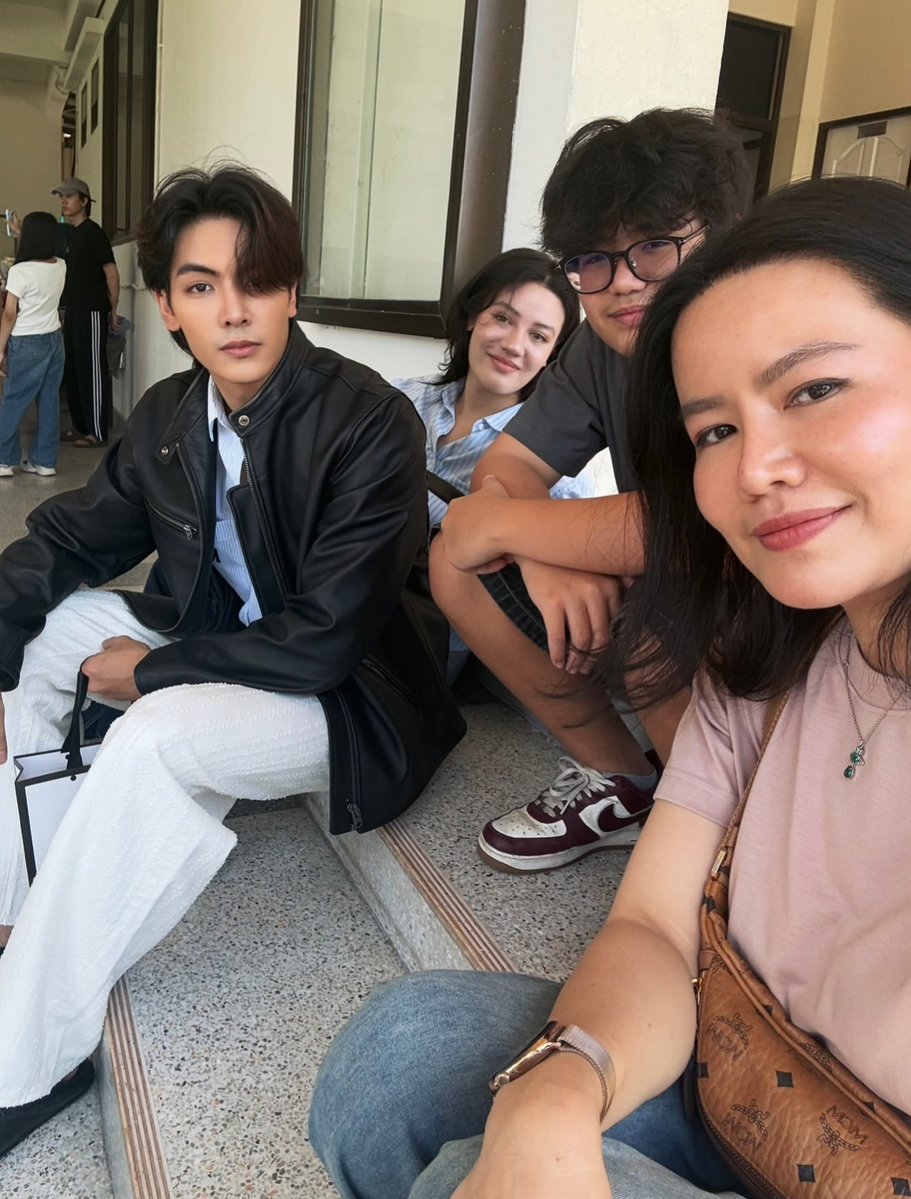 JoongOfficialTH's tweet photo. ─◍─ 26.09.2026 IG Update

📮 ในฐานะที่เป็นแม่ แม่ภูมิใจในตัวจุงมากนะ  แม่เห็นมาตลอดว่าจุงทำทุกอย่างด้วยใจจริงๆ ในฐานะแม่คนนึง แม่ก็อยากจะสนับสนุนลูกให้ได้มากกว่านี้มากเท่าที่แม่จะทำได้ บางครั้งแม่ก็แอบคิดนะว่า แม่เลี้ยงลูกมาให้เข้มแข็งเกินไปรึเปล่า จนลูกกลายเป็นคนที่แบกอะไรไว้กับตัวเองเยอะขนาดนี้ ดูแลแม่ดูแลน้องๆ ดูแลทุกคนรอบตัว หลายๆเรื่องจุงเป็นคนรับผิดชอบและจัดการให้หมด

แม่เห็นทุกอย่างนะ ถึงบางครั้งอาจไม่ได้พูดออกมา ถ้าขอได้แม่ไม่ขออะไรมากหรอก นอกจากขอให้ต่อจากนี้ ลูกของแม่ได้เจอกับสิ่งดีๆคนดีๆ แบบเดียวกับที่คอยมอบสิ่งดีๆทำสิ่งดีๆให้กับคนอื่นมาตลอดบ้าง

ขอให้โลกใจดีกับลูกของแม่เยอะๆบ้าง
แม่ภูมิใจในตัวจุงมาก ❤️

📸 ; ran_ayd

@ChenRcj #จุงอาเชน #JoongArchen
