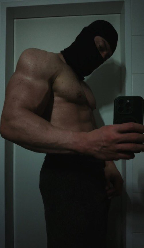 kenomasked01's tweet photo. I just came out of the shower https://t.co/ZsgxbyLcXR