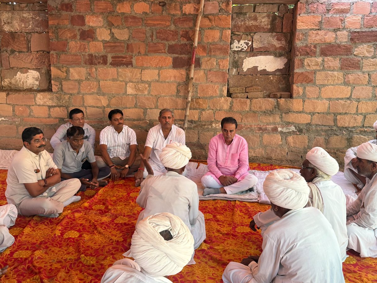 JogarampatelMLA's tweet photo. आज लूणी विधानसभा क्षेत्र के ग्राम कटारड़ा में श्रीमती गीता देवी धर्मपत्नी श्री सुरजाराम जी के निधन पर उनके निवास पहुँचकर श्रद्धासुमन अर्पित किए एवं शोकाकुल परिजनों को ढाँढस बंधाया।

ईश्वर दिवंगत आत्मा को शांति एवं शोकाकुल परिवार को यह दुःख सहन करने की शक्ति प्रदान करें। https://t.co/2LSDsbcp2E