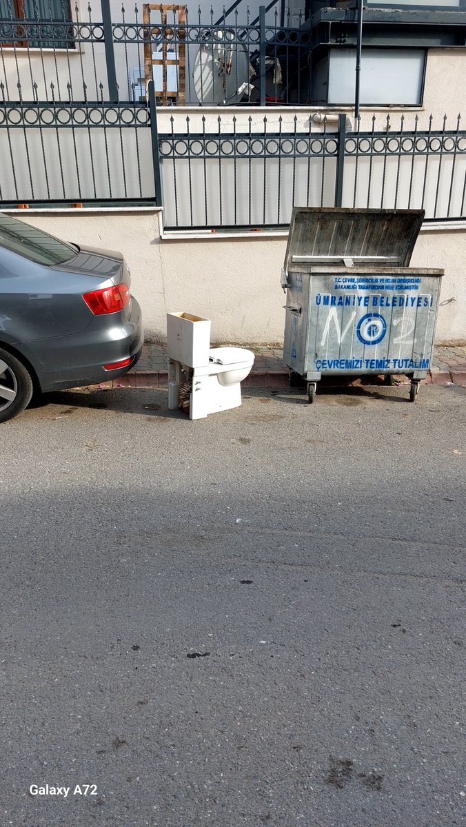 halilerk's tweet photo. Armağanevler mah. Sırt sok. No 124 karsisi 3 gündür bu şekilde duruyor.  Kaldırılmasını rica ediyorum. 
@umraniyebeltr https://t.co/jJyWUS5HB7