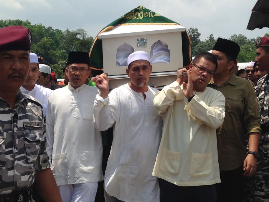 mypolitiko's tweet photo. Tak suka, tak setuju macam mana pun kamu dengan ds Anwar, kamu tak boleh nafikan. Antara politician yang ada daya tahan paling ampuh dalam politik Malaysia, beliaulah. Cuma masalah utama beliau, beliau memerlukan orang sekeliling yang tepat. https://t.co/vxDR2S4s9j