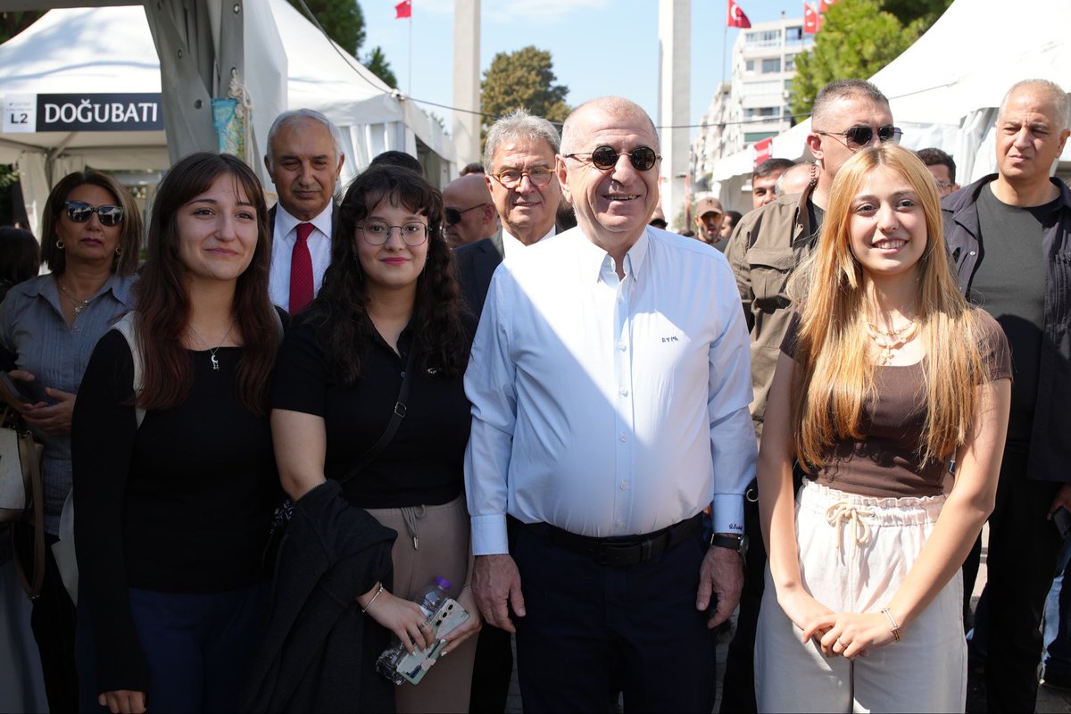zaferpartisi's tweet photo. Genel Başkanımız Prof. Dr. Ümit Özdağ, “Ordu ve Siyaset” kitabının söyleşisi ve imza etkinliği için 8. İzmir Kitap Fuarı’ndaydı.

Fuar alanındaki kitap stantlarını gezen Genel Başkanımız, yayınevi temsilcileri ve vatandaşlarımızla sohbet ederek kitapları inceledi.

Düzenlenen söyleşide İzmirli vatandaşlarımızla bir araya gelen Genel Başkanımız, programın ardından gerçekleştirilen imza etkinliğinde kitaplarını imzaladı.

Programımıza yoğun ilgi gösteren ve bizleri yalnız bırakmayan tüm vatandaşlarımıza gönülden teşekkür ederiz.