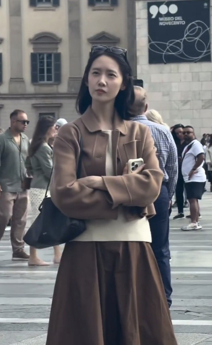 inlovewyoona's tweet photo. So pretty, Yoona… 
Her sweet face, that gaze, and her gentle little stroll before heading to the airport. ♥️ https://t.co/STupwjZKsQ