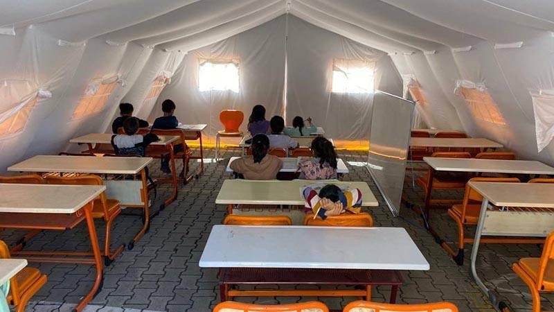 mhmtclskn09's tweet photo. İl emri bekleyen binlerce aile varken, @Yusuf__Tekin'in kararı tebessümle duyurması yürek burktu. Evliliklerimizin mesafelerle sınanmasını hiç istemiyoruz. 🏡 @eczozgurozel @Suat_Ozcagdas @alimahir @veliagbaba @cenginyurt52 @ComezTurhan #BakanVarGörenYok 🕊️ https://t.co/JuPGsskf0Z