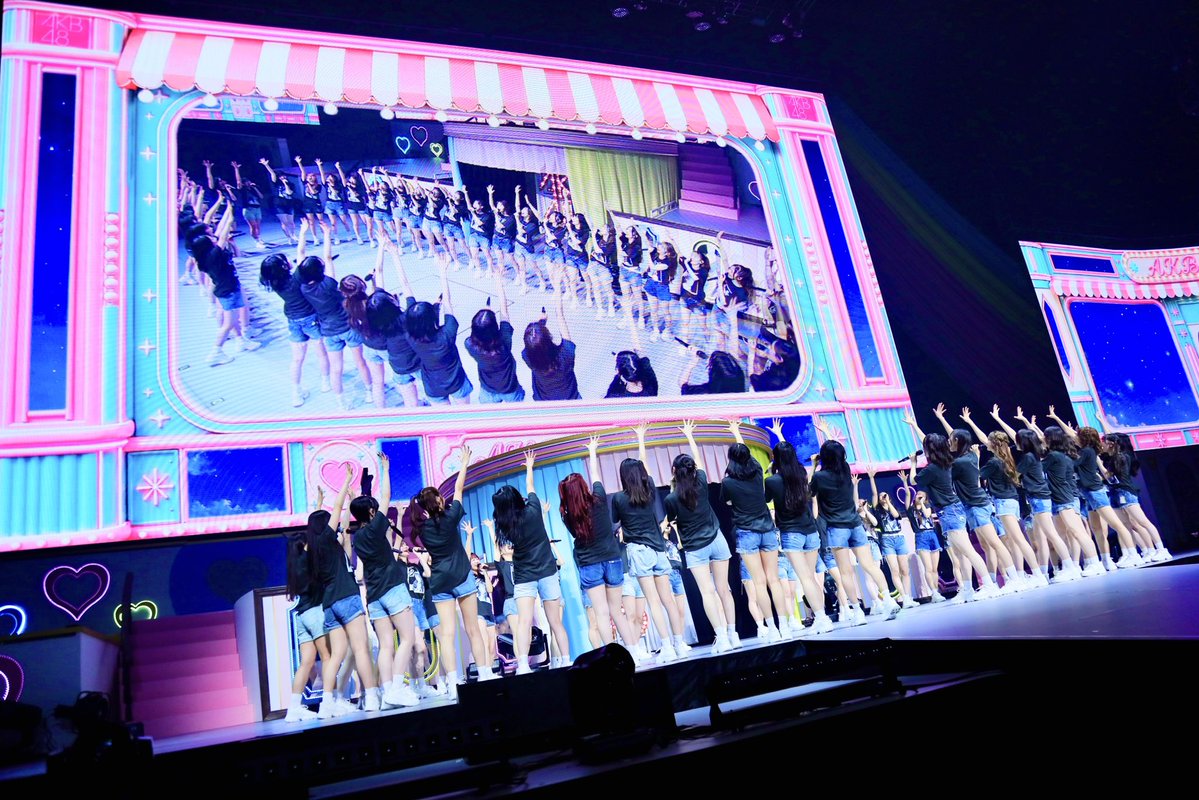 AKB48_staff's tweet photo. 🎀𝐀𝐊𝐁𝟒𝟖 𝐓𝐇𝐑𝐄𝐄 𝐂𝐎𝐍𝐂𝐄𝐏𝐓𝐒 𝐋𝐈𝐕𝐄🎀

全員「好きish」コンサート
ありがとうございました⋆.✶🎪

本編はなんと.ᐟ.ᐟ
45曲ノンストップ披露🎤
全メンバーがセンター👑

全員が主役 .ᐟ ワンチーム .ᐟな
AKB48をお届けしました✊🏻🏁

そして🌸
来年春 日本テレビで
AKB48×エバースさんの��冠番組が決定📺

明日16:00は
推しが「好きish」コンサート🫶🏻⸝⸝⸝♡︎
配信はこちら📡
https://t.co/vF0oVAAIA3

#AKBサンコンコン