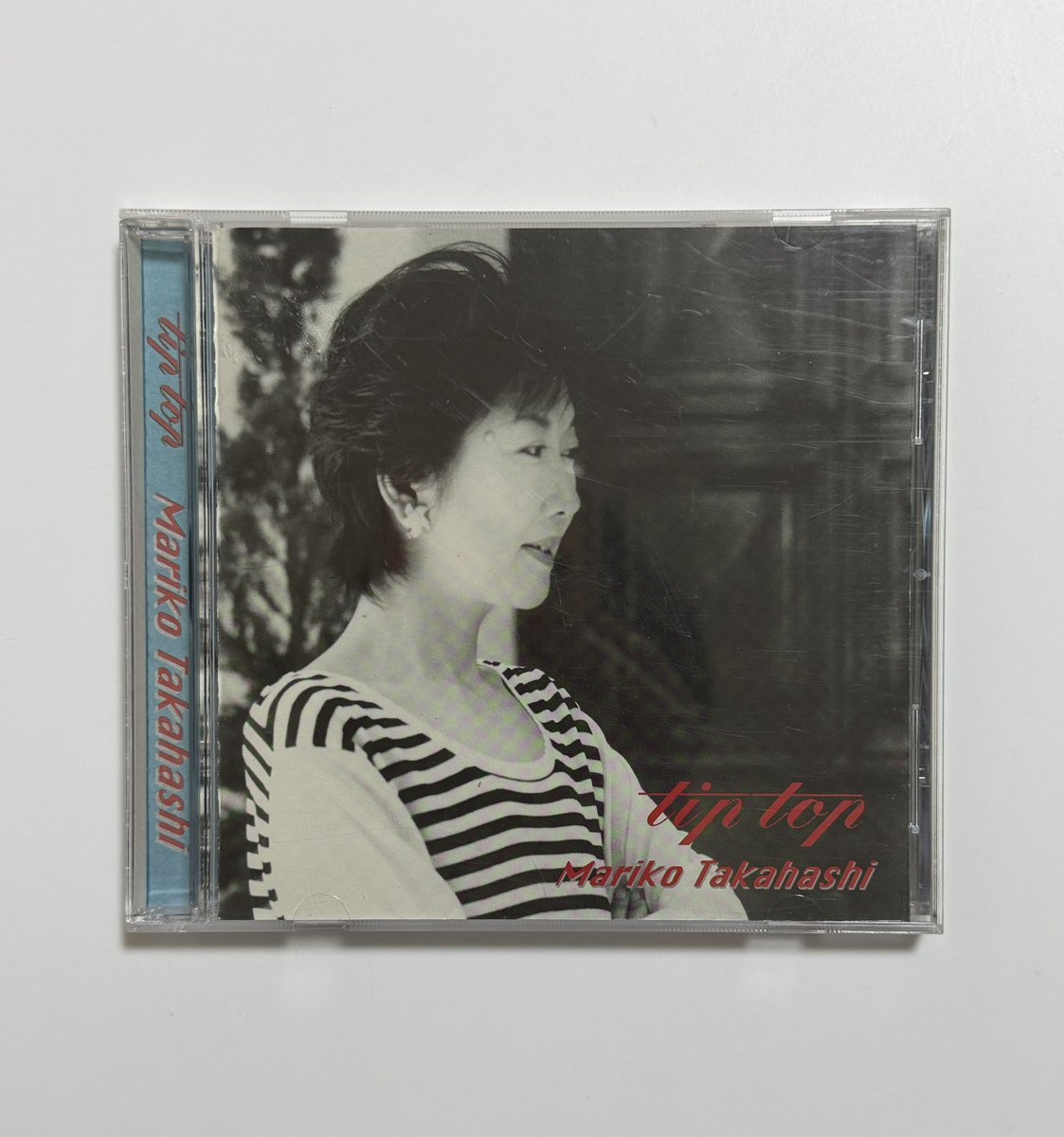 kan2_2010's tweet photo. 今日は髙橋真梨子さんの『Tip Top』が発売されて29周年です。
27th『海色の�� 〜君住む場所へ〜』、28th『君の海へ』の2枚のシングルを収録した22ndアルバムで、なんとも聴き心地が最高の名盤です。タイトルは"最高の"、"一級の"という意味をします。オリコン27位を記録しました。
#髙橋真梨子
#TipTop https://t.co/CrMSlJjVc9