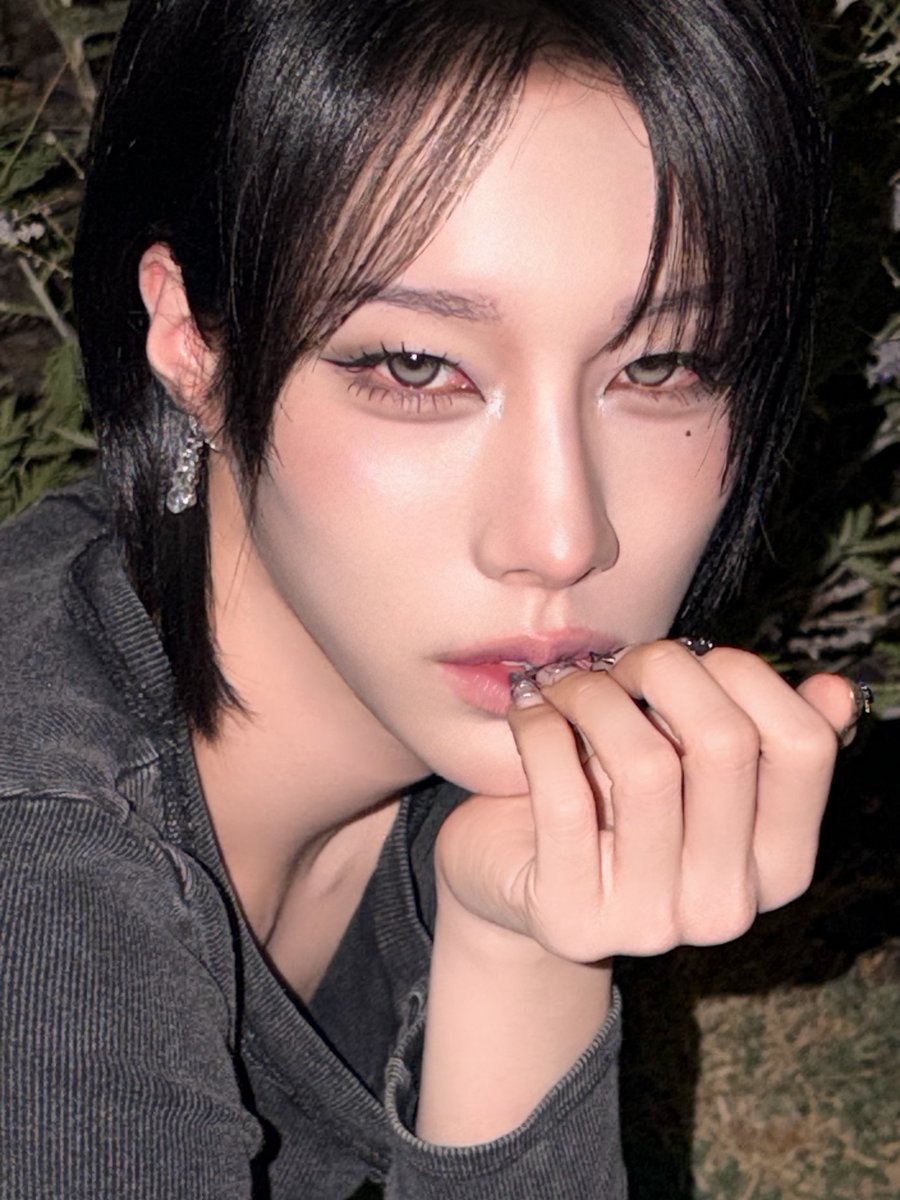 xlovarchive's tweet photo. 🦋 rui on 🫧 (260926) 21h22

*photo dump*
🖤🌸🌃
i changed both my profile picture and background haha
*two more photos*
i'll give them to you together 😋
today is a day i'm attacking with photos 🤭🤭
i liked yesterday's hair and makeup so much that it was really hard to wash it off,,!
so as soon as i got to the hotel, i took a ton of photos,, 😋
because i thought you'd like them,,

(in chinese) — happy mid-autumn festival!
🦋 happy mid-autumn festival,,!

— oh ㅋㅋ you took a ton
🦋 probably over 100,, 🤭