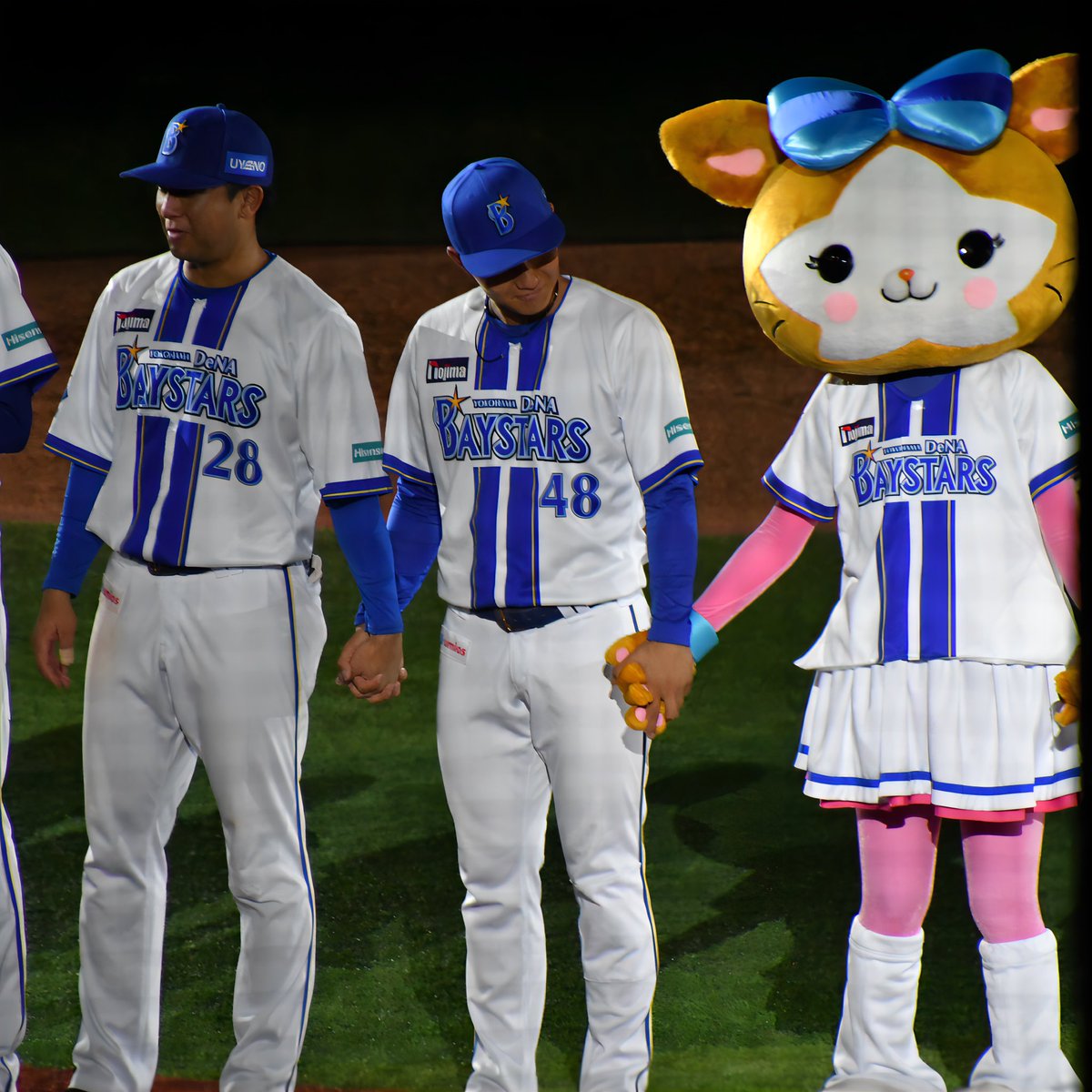kintanobouken16's tweet photo. 昨日、娘が爆笑しながら教えてくれたポストの成瀬君と勝っちゃんの恋人繋ぎ🫶

私も撮っていた写真にありました🤣💦
本当に手を絡めてるぅ〜🤣🤣🤣🤣

2人共、可愛い💕
2026/9/25 横浜スタジアム
#勝又温史
#成瀬脩人
#恋人繋ぎ https://t.co/UZqZeTjxaW