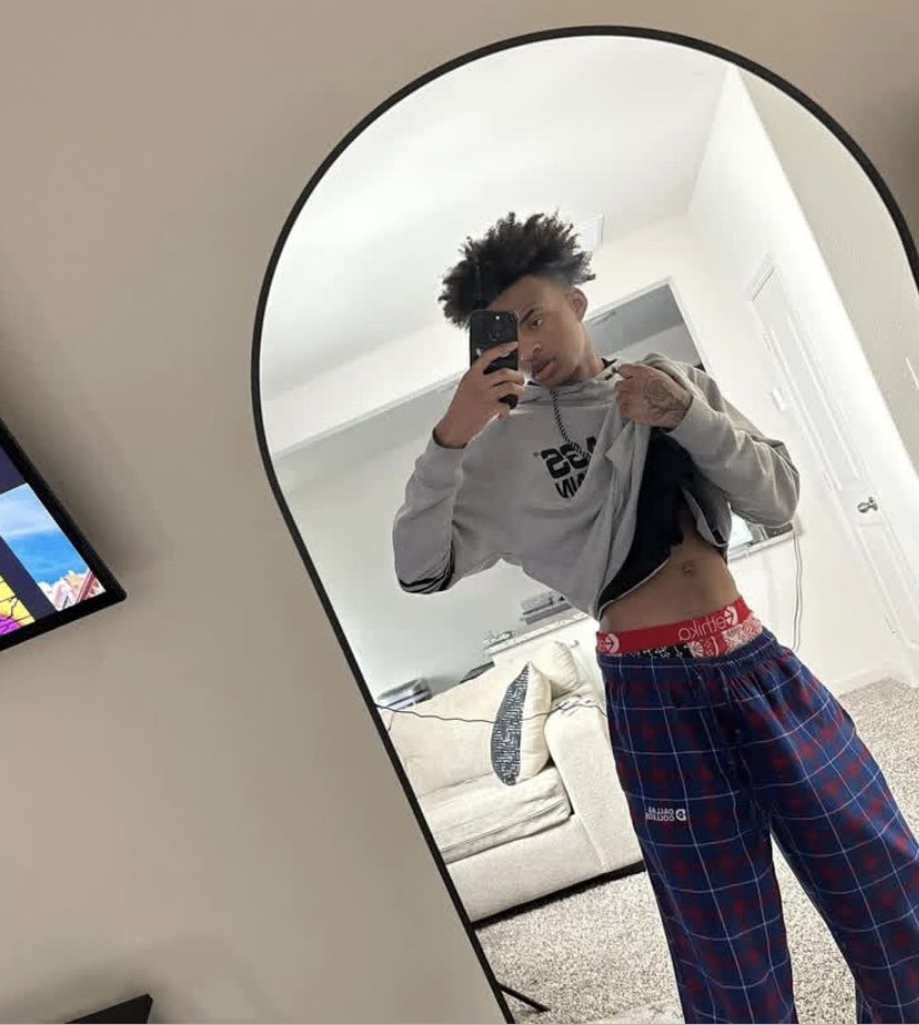 imapextay_____'s tweet photo. How tall do I look 👀❤️‍🔥 https://t.co/Qs0qQrim2i