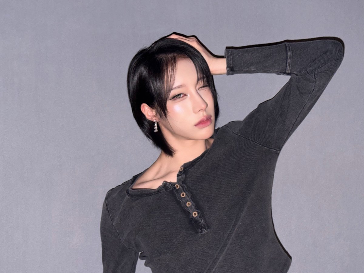 xlovarchive's tweet photo. 🦋 rui on 🫧 (260926) 21h22

*photo dump*
🖤🌸🌃
i changed both my profile picture and background haha
*two more photos*
i'll give them to you together 😋
today is a day i'm attacking with photos 🤭🤭
i liked yesterday's hair and makeup so much that it was really hard to wash it off,,!
so as soon as i got to the hotel, i took a ton of photos,, 😋
because i thought you'd like them,,

(in chinese) — happy mid-autumn festival!
🦋 happy mid-autumn festival,,!

— oh ㅋㅋ you took a ton
🦋 probably over 100,, 🤭