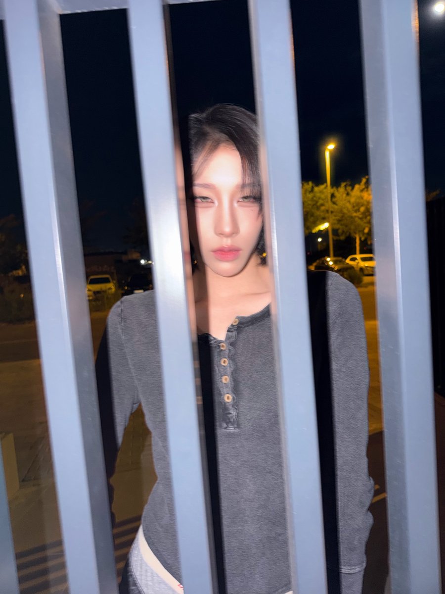 xlovarchive's tweet photo. 🦋 rui on 🫧 (260926) 21h22

*photo dump*
🖤🌸🌃
i changed both my profile picture and background haha
*two more photos*
i'll give them to you together 😋
today is a day i'm attacking with photos 🤭🤭
i liked yesterday's hair and makeup so much that it was really hard to wash it off,,!
so as soon as i got to the hotel, i took a ton of photos,, 😋
because i thought you'd like them,,

(in chinese) — happy mid-autumn festival!
🦋 happy mid-autumn festival,,!

— oh ㅋㅋ you took a ton
🦋 probably over 100,, 🤭