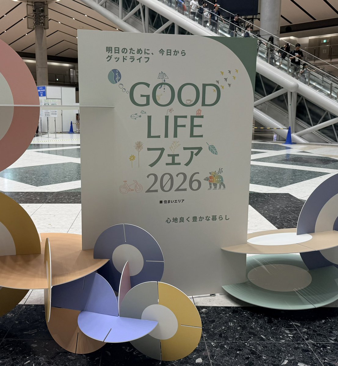 Hiromi_INI's tweet photo. GOODLIFEフェアに行ってきました
東京宝島のブースではフェンファンが撮影した素敵な新島の景色とメンバーのオフショット写真を見ることができます✨
みんなの髪色が懐かしすぎる
試食や試飲もいろいろあってお土産もたくさんいただくことができました
#GOODLIFEフェア2026
#東京宝島 https://t.co/PCin6FlxZE