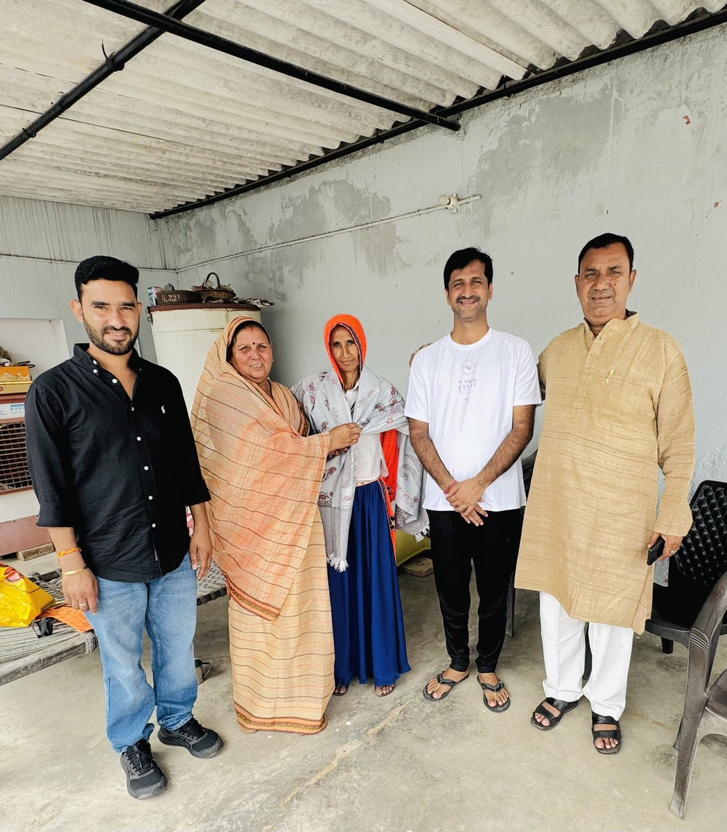 sonupaota's tweet photo. नगरपालिका पावटा-प्रागपुरा में मेरी माताजी के वाइस चेयरमैन निर्वाचित होने के पश्चात आज कांग्रेस जिलाध्यक्ष एवं विराटनगर के पूर्व विधायक श्री इन्द्राज गुर्जर जी के निवास पर पहुंचकर धन्यवाद एवं आभार व्यक्त किया।
#paota #kotputlibehror
@IndrajGurjarinc @jagdishmeenaiNc https://t.co/PGeiohnI2F