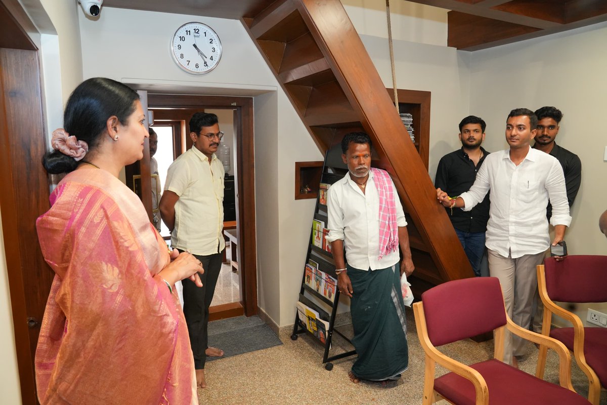 DrPrabhaSSM's tweet photo. ದಾವಣಗೆರೆಯ ಕಾಳಿಕಾದೇವಿ ರಸ್ತೆಯಲ್ಲಿರುವ ದಕ್ಷಿಣ ವಿಧಾನಸಭಾ ಕ್ಷೇತ್ರದ ಶಾಸಕರಾದ ಸಮರ್ಥ್ ಶಾಮನೂರು ಅವರ ಜನಸಂಪರ್ಕ ಕಚೇರಿಗೆ ಭೇಟಿ ನೀಡಲಾಯಿತು.

ಈ ಸಂದರ್ಭದಲ್ಲಿ ಸಾರ್ವಜನಿಕರ ಅಹವಾಲುಗಳನ್ನು ಆಲಿಸುವ ಹಾಗೂ ಕ್ಷೇತ್ರದ ಜನರೊಂದಿಗೆ ನಿರಂತರ ಸಂಪರ್ಕದಲ್ಲಿರುವ ಕಚೇರಿಯ ಕಾರ್ಯವೈಖರಿಯನ್ನು ವೀಕ್ಷಿಸಿ, ಸಮರ್ಥ್ ಅವರೊಂದಿಗೆ ವಿವಿಧ ವಿಷಯಗಳ ಕುರಿತು ಆತ್ಮೀಯವಾಗಿ ಚರ್ಚಿಸಲಾಯಿತು.
#PublicService #JanSamparka #Davanagere #DavanagereSouth