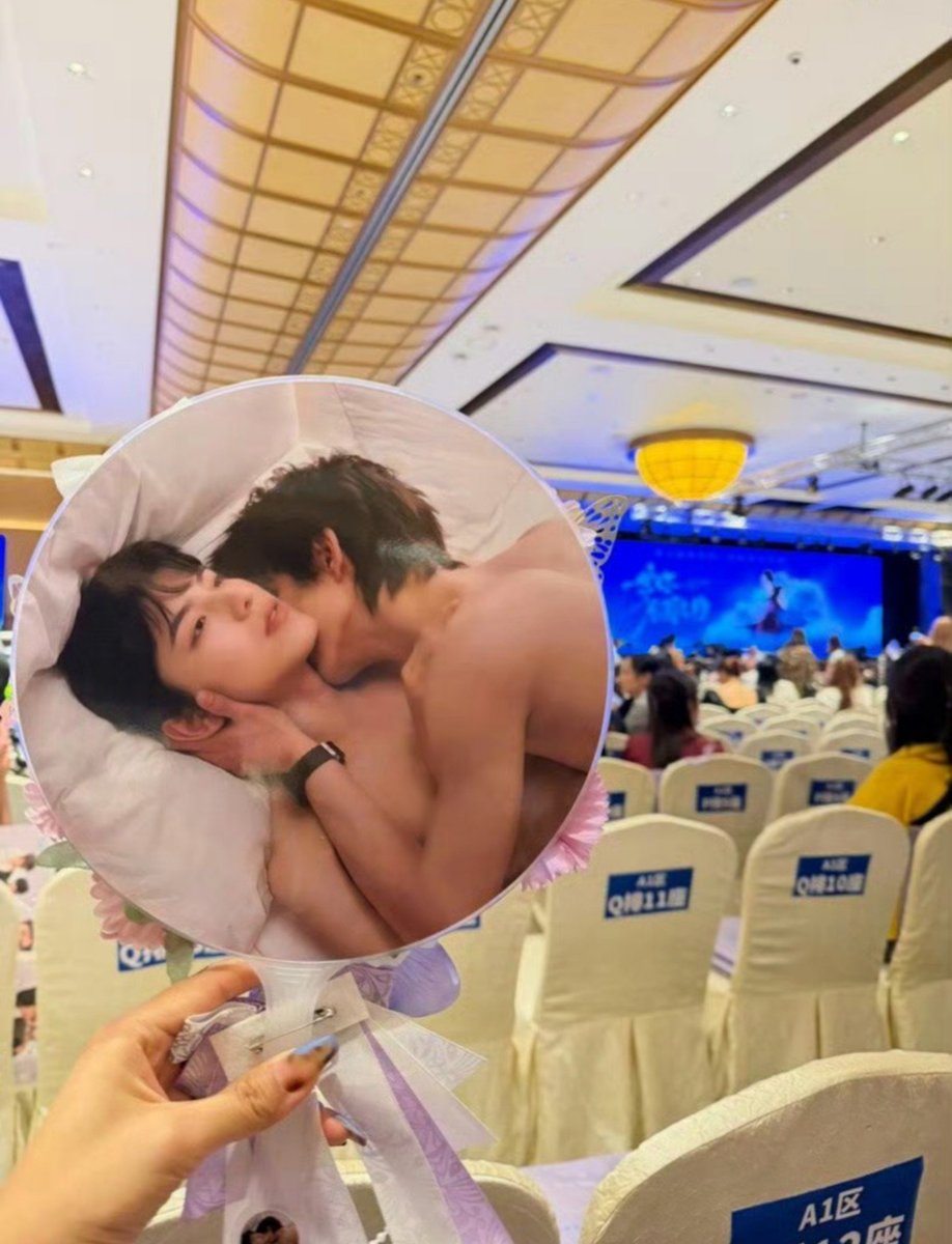 XYSTLEE00's tweet photo. 😭😭😭

TIANYUAN TWO HEARTS ONE STAGE 
#OllieShuyuanInMacauDay2 https://t.co/Xf4LNV2iFB
