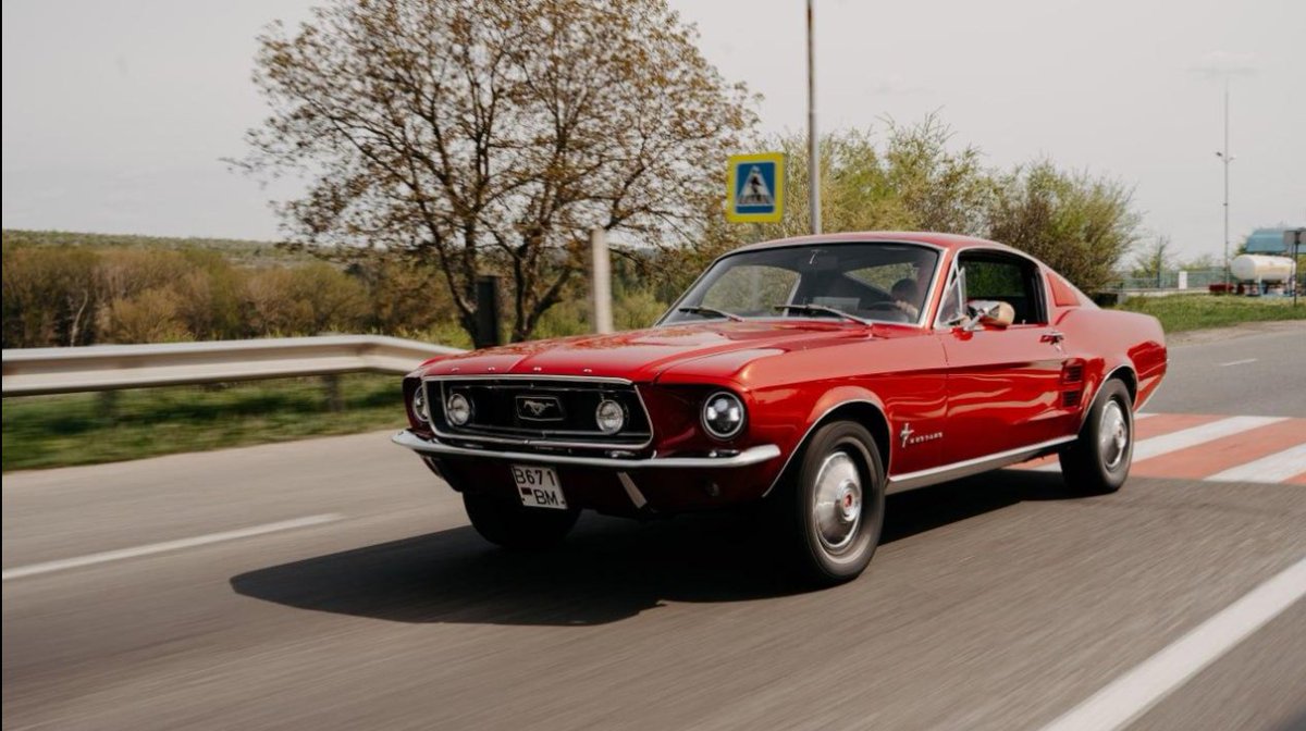 DariaIgorboml's tweet photo. Azi am văzut că în Chișinău are loc Distinguished Gentleman’s Drive. Mașini clasice, ținute elegante și multă atenție la detalii — exact genul de eveniment pe care aș vrea să-l fotografiez. 🚗📸 #GentlemanDrive #Chișinău https://t.co/shuji9W58I