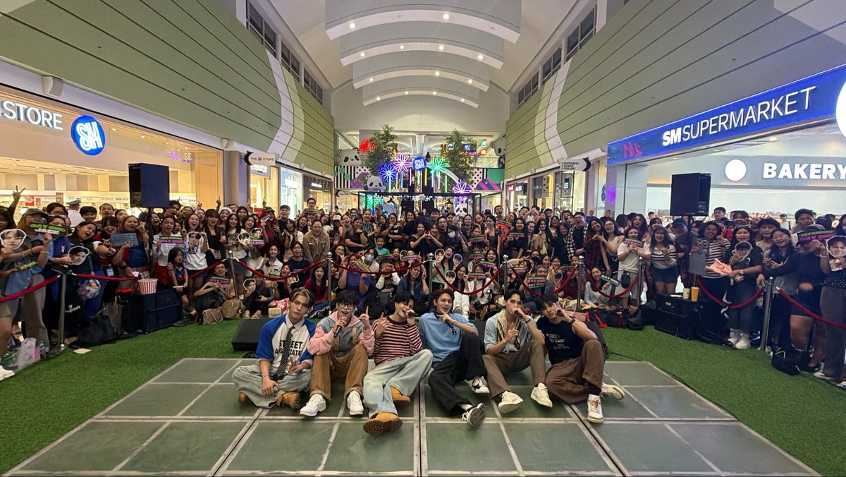 DAYONEOfficial_'s tweet photo. Ang ingay, ang saya, ang solid, mga pre😎🫶🏻
Thank you, SM City Southmall! 

See you sa next one, @/namelessfandom 👀 (next one = bukas kaagad)

DAYONE SM SOUTHMALL STORIES 

#DAYONEOfficial #DAYONEFindTheirStories https://t.co/d4TiZR41TE