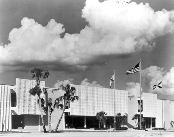 FLSecofState's tweet photo. The University of South Florida in Hillsborough County officially welcomed its first class on September 26, 1960. Students began their studies on a former World War II airfield site called Henderson Field. 

A grand opening ceremony marked the start of classes outside the John and Grace Allen Building. @USouthFlorida became the first major state university planned and built from the ground up in the 20th century.

Photo: @FLMemory, https://t.co/Z29s58qQqT
