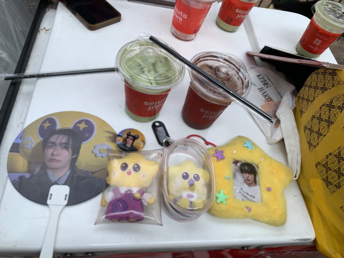 naliana_28's tweet photo. Kak @thanaboonnut09  makasih untuk Matcha, kipas dan pinnya... Lucu bangett. Happy day's Boom...💛💜 https://t.co/lw1wr6QrQz