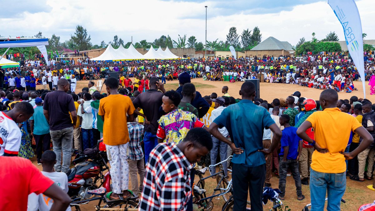 RwandaYouthArts's tweet photo. Min. @jnabdallah yitabiriye ikiganiro #DusangireIjambo cya @Radiorwanda_RBA muri gahunda ya #SoberGen na #RBAHafiYawe yakomereje mu karere ka Rwamagana, umurenge wa Gishari.

Minisitiri yatanze ikiganiro ku insanganyamatsiko igira iti "Irinde Ibiyobyabwenge - Wiheshe Agaciro", cyayobowe n'Umunyamakuru Bright Turatsinze.

Yagarutse by'umwihariko ku rubyiruko Igihugu cyifuza, harimo: Urubyiruko rwita ku nshingano badategereje kubwirizwa, rufite ubushobozi mu buzima, mu bumenyi, no mu bukungu, rukorana ibakwe mu gushaka ibisubizo kandi rwihesha agaciro rukirinda kwiyandarika, no gukoresha ibiyobyabwenge ndetse n’ubundi bwomanzi.