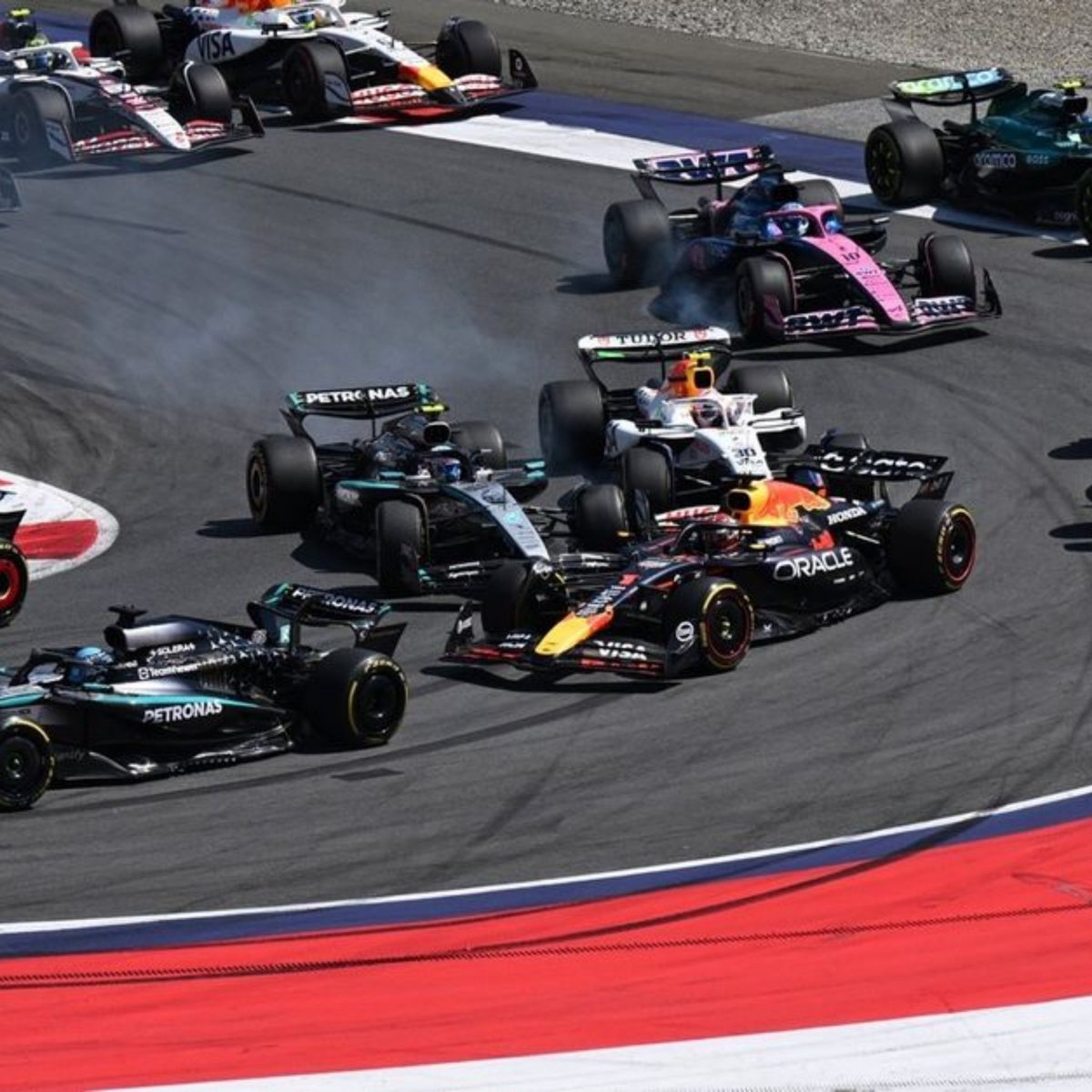 MaxArgento33's tweet photo. El año pasado cuando Antonelli se llevó por delante a Max Verstappen, lo cual le costó un mundial. Max dijo que son cosas de las carreras y que no pasa nada.

Ahora el maricon de Norris que estaba haciendo una carrera de mierda y no pelea por nada dice que Franco no merece estar en la F1 por un accidente.

Está claro la clase de persona que es Norris, no hay justificación para lo que dijo.