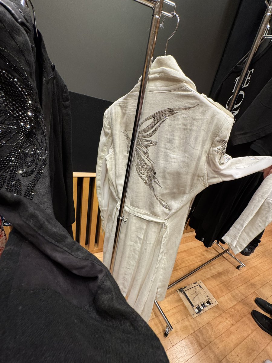 yy12130502's tweet photo. 衣服がつなぐ、私と世界ー身体・表現・共生をめぐる対話

SUGIZOさんとデザイナー高栁さんのトークイベントに参加して来ました😊

とても楽しく興味深いお話と衣装の数々に触れる機会‼️
ONENESSを着用することの意味を再確認しました☺️これからも長く愛用させて頂きます✨

#SUGIZO
#髙栁成克
#ONENESS https://t.co/RFSGsiC4uA