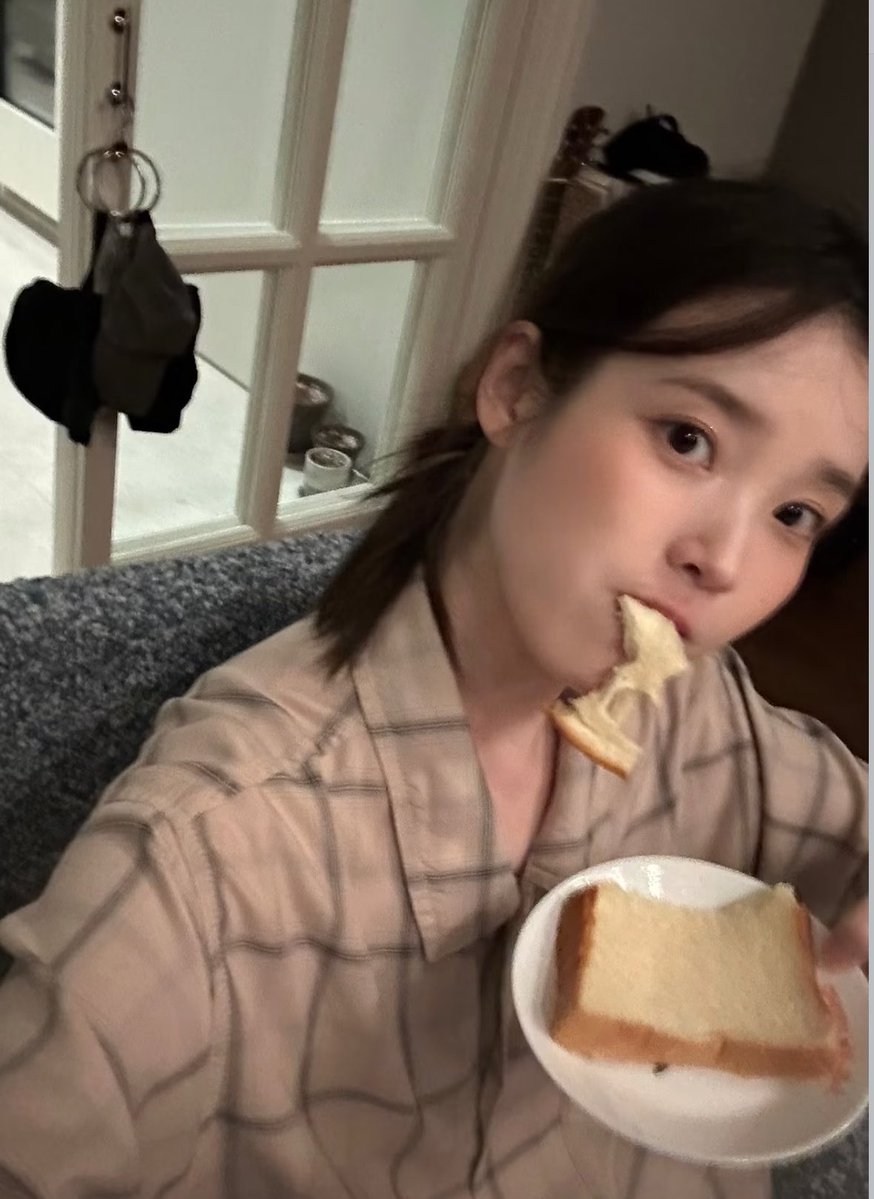 IU_love1230's tweet photo. 와앙 🍞 https://t.co/Vcg9EdvPqn