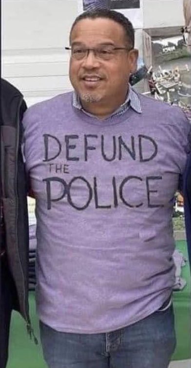 SpiceyBits's tweet photo. This is the current Attorney General of Minnesota, Democrat and Muslim Keith Ellison, who met with Somali Muslim’s complaining about MN officials looking into their massive fraud schemes, and asking him to help them stop it.

He agreed to help them, and the next day the Somali gave a $10,000 campaign contribution to him.

He is running for reelection.  
He deserves prison, not to keep his job.