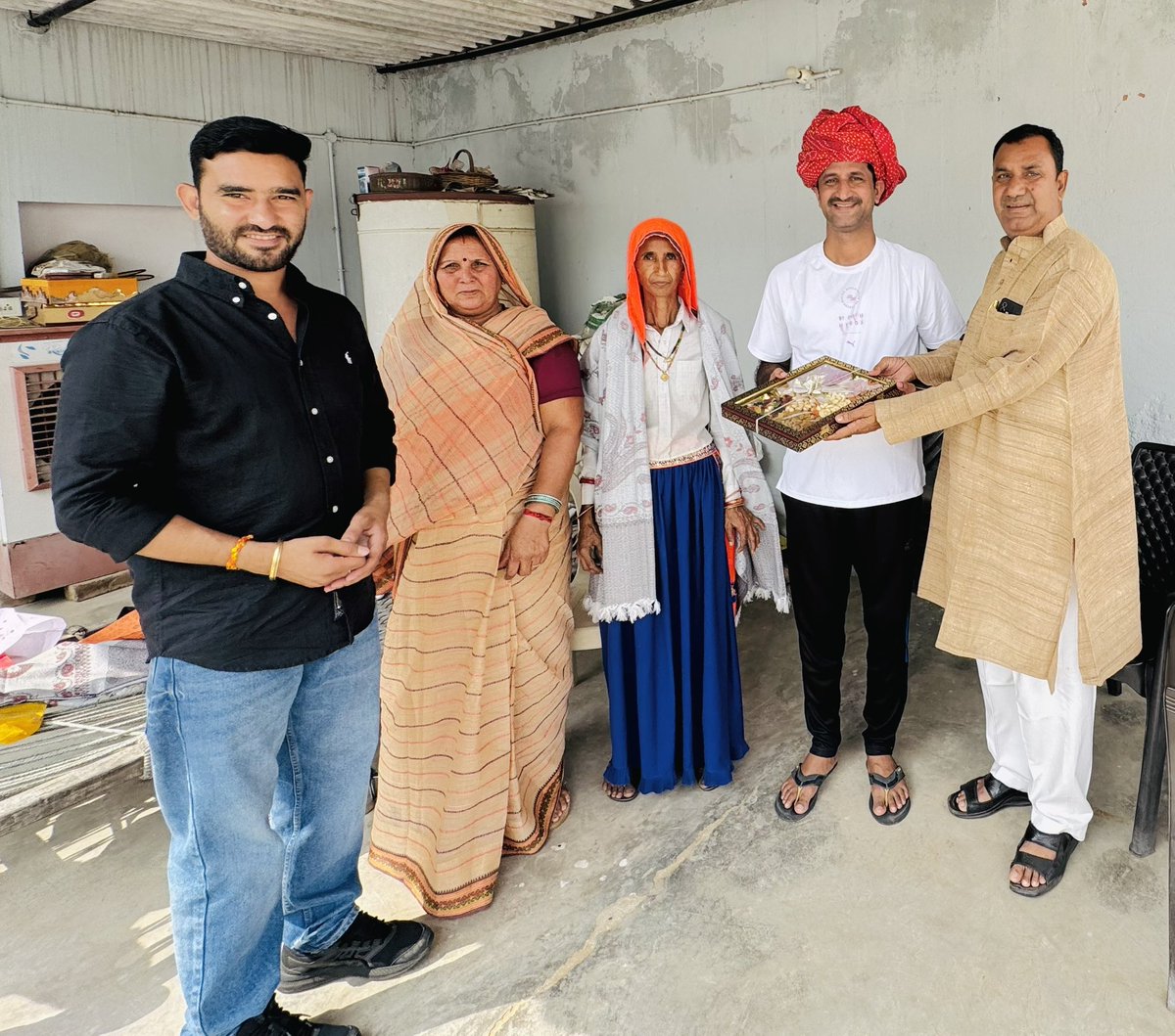 jagdishmeenaiNc's tweet photo. नगरपालिका पावटा-प्रागपुरा के वाइस चेयरमैन निर्वाचित होने के पश्चात आज कांग्रेस जिलाध्यक्ष एवं विराटनगर के पूर्व विधायक प्रिय भाई इन्द्राज गुर्जर जी के निवास पर पहुंचकर धन्यवाद एवं आभार व्यक्त किया।
@IndrajGurjarinc
#paota #KotputliBehror #localbodyelection https://t.co/LArj3uBuRI