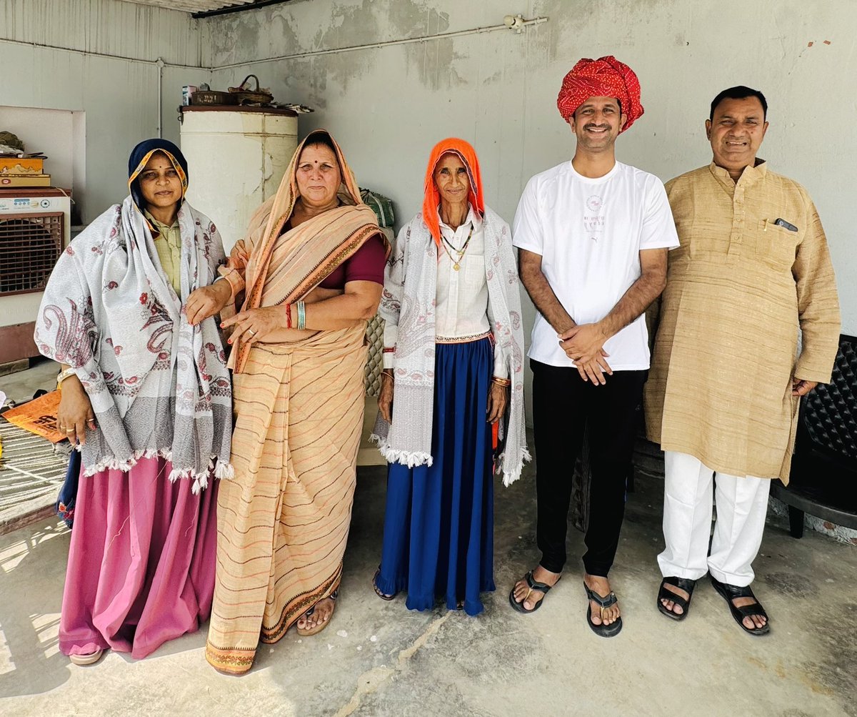 jagdishmeenaiNc's tweet photo. नगरपालिका पावटा-प्रागपुरा के वाइस चेयरमैन निर्वाचित होने के पश्चात आज कांग्रेस जिलाध्यक्ष एवं विराटनगर के पूर्व विधायक प्रिय भाई इन्द्राज गुर्जर जी के निवास पर पहुंचकर धन्यवाद एवं आभार व्यक्त किया।
@IndrajGurjarinc
#paota #KotputliBehror #localbodyelection https://t.co/LArj3uBuRI