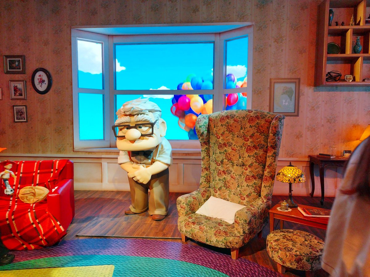 ponkiku's tweet photo. ピクサーの世界展に行ってきました✨
おなじみの曲が会場中に流れています https://t.co/NEQa0DdkV4