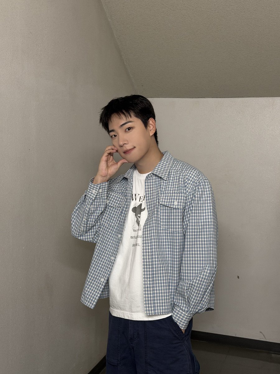 ONF_members's tweet photo. #이션

가을 소풍 재밌다! 고마워 오늘도! https://t.co/9W9vT95y95